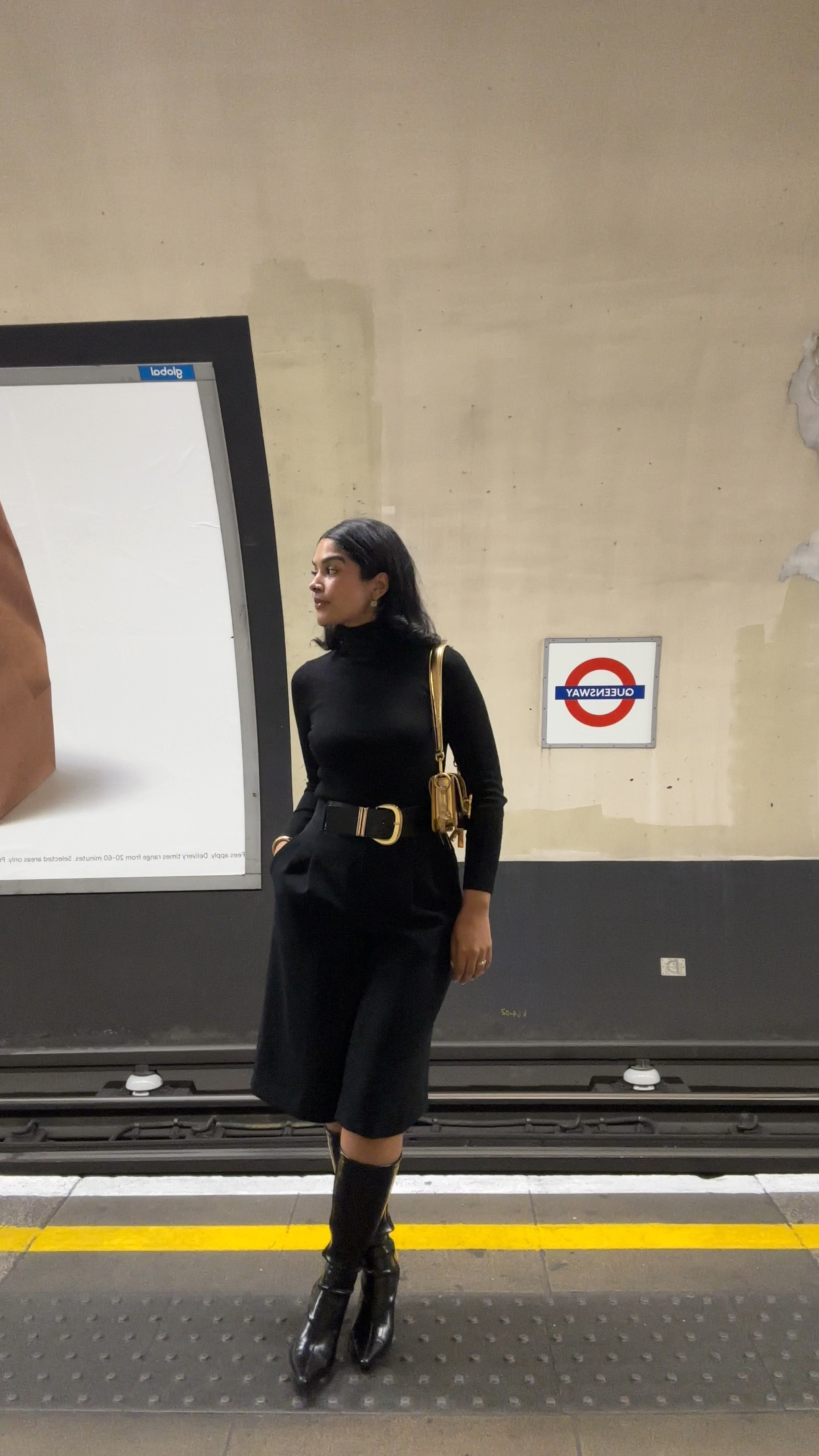 first tube fit check ✨🇬🇧🤭

the shorts are originally from Aritzia, called the effortless knee short! Sold out but keep an eye out, they’re amazing! They run true to size, I’m wearing a 4. The alternatives I linked are almost identical though :) 