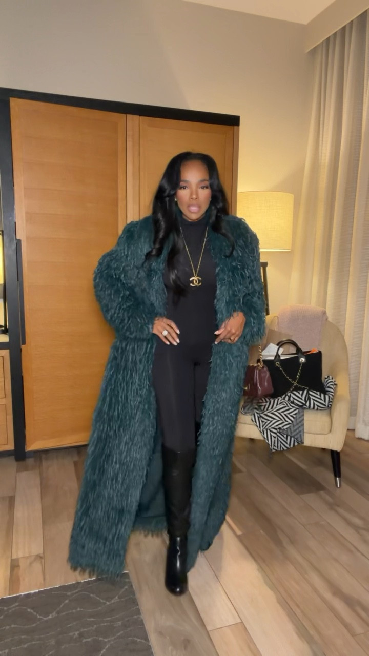 Wine country nights done right 🍷✨  
This look was all about effortless glam for our last night out in Napa Valley — cozy layers, elevated textures, and pieces that photograph beautifully from dinner to late-night cocktails.

Perfect for wine tastings, upscale dinners, girls’ trips, or a weekend getaway look that feels polished but still comfortable.

📏 Sizing & fit details  
Wearing size Small  
Height: 5’4”  
Bust: 34D | Waist: 27” | Hips: 40”

Pieces like this are easy to rewear and style multiple ways, which means the cost per wear keeps dropping — a smart long-term shopping strategy for trips and special moments.

Tap to get details and save this look for your next getaway.  
Follow me on Instagram and YouTube @kirasfashionfinds

#LTKTravel #LTKgrwm #LTKootd