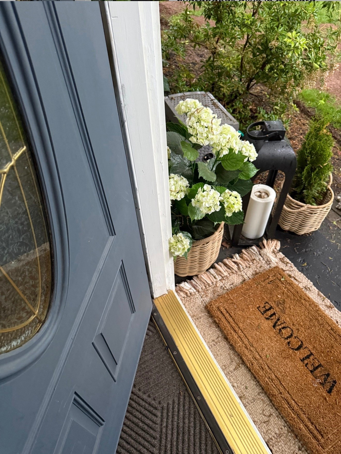 🌿 Real talk: I’ve tried everything to keep hydrangeas alive in my yard—between sunburn and soil changes, I finally gave up… until I found these.
⠀
These 37” white hydrangeas are faux but you’d never know it. They come preassembled in a sleek black pot and are UV resistant—perfect for your porch, patio, or anywhere you want zero-maintenance beauty.
⠀
📌 Linked them for you [#LTKHome #FauxFlorals #OutdoorDecor #HydrangeaStyle]
⠀
🖤 Tap to shop + save for later!


#LTKSeasonal #LTKStyleTip #LTKHome

#LTKSeasonal #LTKHome #LTKSaleAlert