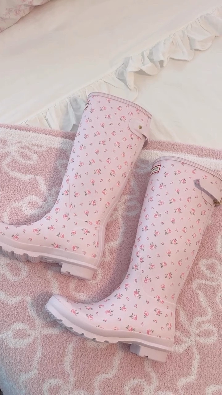 If you needed a sign to romanticize rainy days… this is it. ☔️🌸 The @loveshackfancy x @hunterboots collab has completely stolen my heart, and I can’t get over every little detail. 🤍 Linked them in my shopmy! #coquettestyle #loveshackfancy #hunterbooys #loveshackfancyxhunter #boots