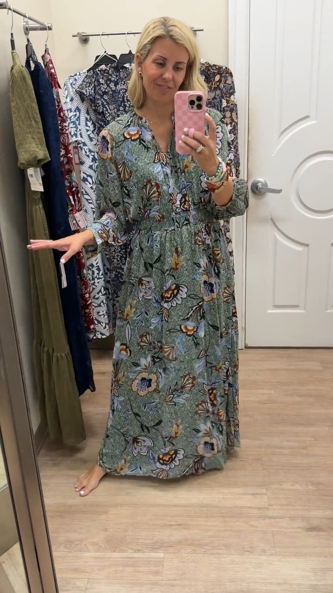 The print of this dress is stunning and the price is even better! I’m in a size 4.