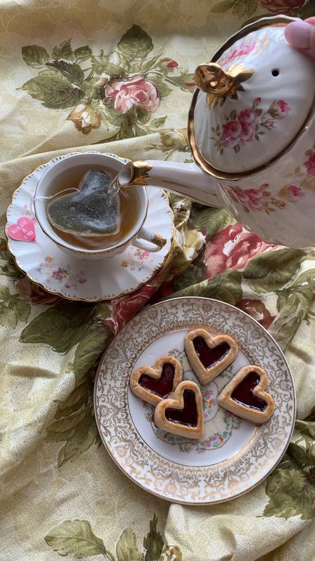 Tea time with mom🫖🌸
A fun idea for Mother’s Day to set up your own fancy tea time. Get her fresh China that’s super affordable on Amazon along with cute tea to enjoy together, cookies, and finger sandwiches🙌🏼

#mothersday #motherdaygift #giftidea #giftformom #tea #brunch #home #kitchen



#LTKGiftGuide #LTKfindsunder100 #LTKVideo