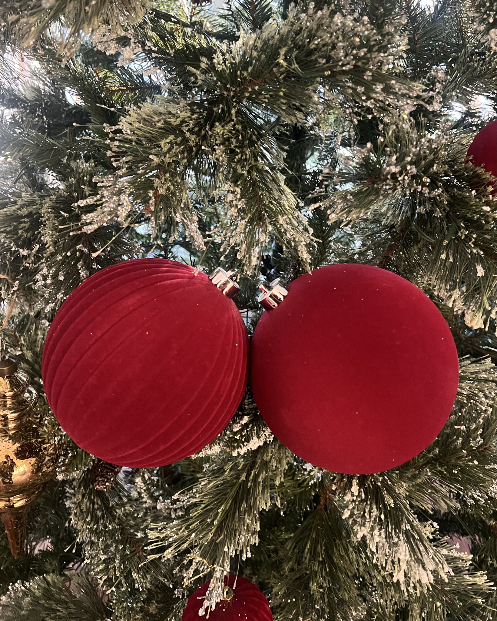 Jumbo ornaments 🌲 Velvet dark red & Gold Vibes

#LTKHome #LTKSeasonal