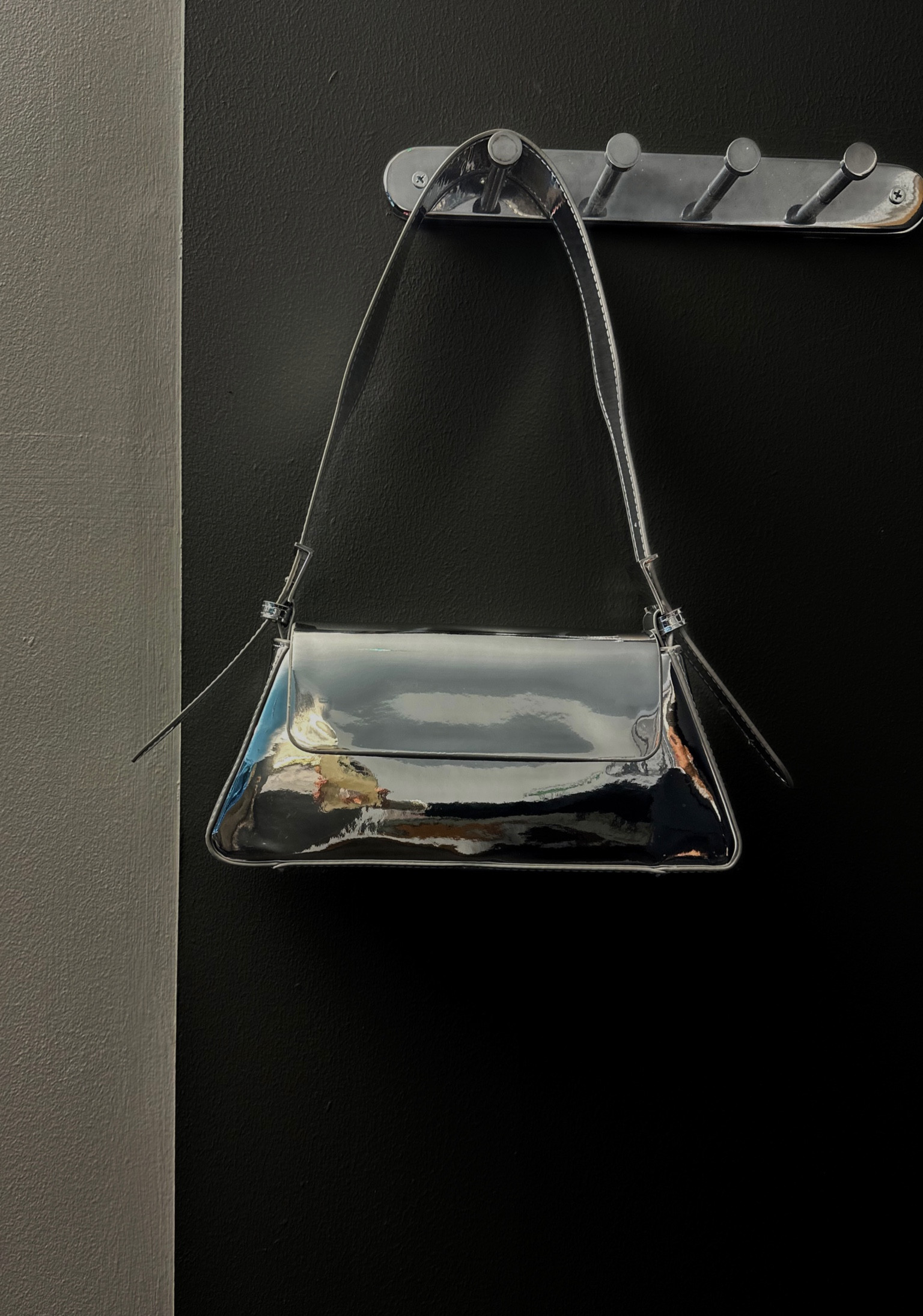 Metaliczne dotaki w tym sezonie są mega trendem. Srebrna torebka, metaloczne szpilki czy spodnie dla odważnych.


metallic bag, silver bag

#LTKeurope #LTKstyletip #LTKSeasonal