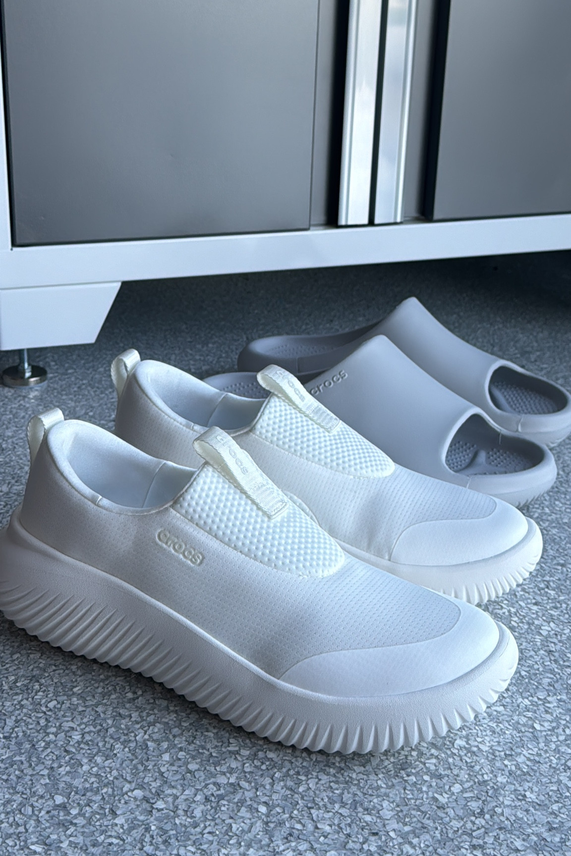 the Mellow Collection from Crocs is a must. both styles are a great option for after running or playing sports when you’re in recovery mode. legit sink in comfort #GiftedbyCrocs #mellow #mellowrecovery