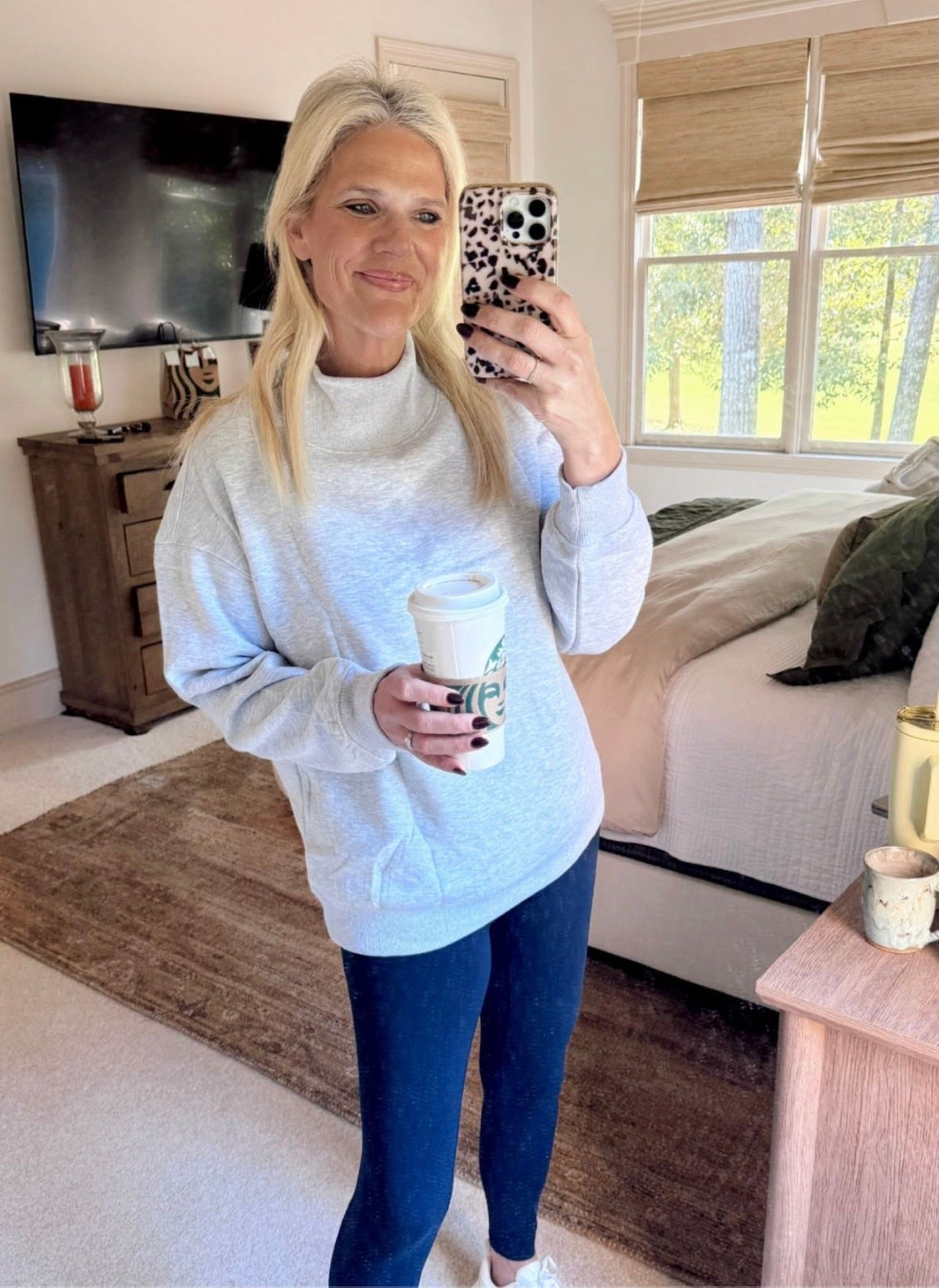 Hopping on the mockneck sweatshirt trend! 
🍁
I love the cozy, elevated look, and it’s perfect for all those chilly fall days ahead.