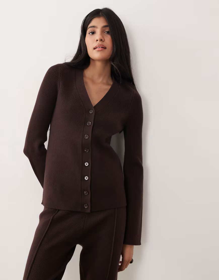 ASOS DESIGN – Gerippte Strickjacke in Schokobraun mit V-Ausschnitt, Kombiteil-Brown | ASOS (Global)