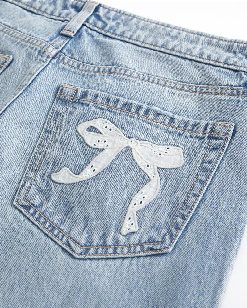 Low-Rise Medium Wash Eyelet Bow Loose Jeans | Hollister (US)