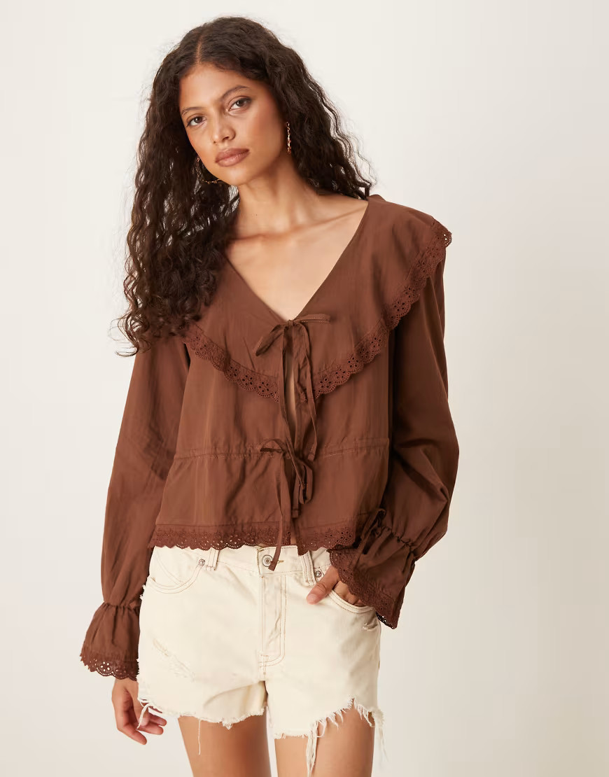 ASOS DESIGN – Vorne gebundene Boho-Bluse aus Baumwolle in Schokobraun mit Rüschen | ASOS (Global)