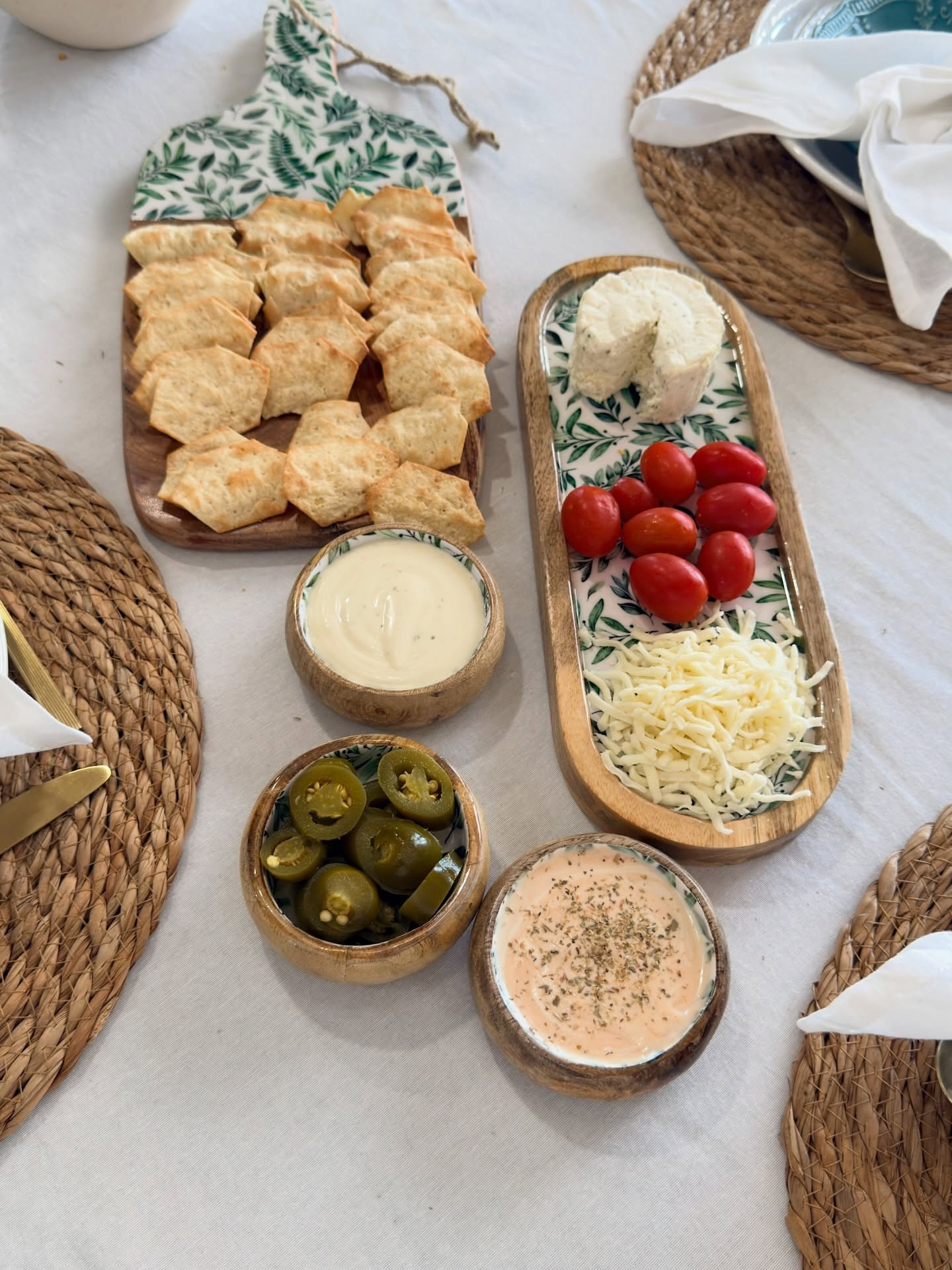It’s not just about beautiful tableware… it’s about the moments we share around it 🌿💛

This week, as we get ready for Easter, I styled my table with the Olive Oasis Wood Cutting Board and the Olive Oasis 3-Section Wood Server with Bowls from @plowandhearth.

A simple, thoughtful setup that invites family and friends to gather, share stories, laugh, and enjoy the joy of being together. 🍋✨
Because happiness isn’t in perfection—it’s in creating a table that feels full of love, warmth, and connection.
👉 Tag someone you want to share this table with this Easter!
.
.
#plowandhearth #eastertable #easterdecor #mesaposta #tablesettings