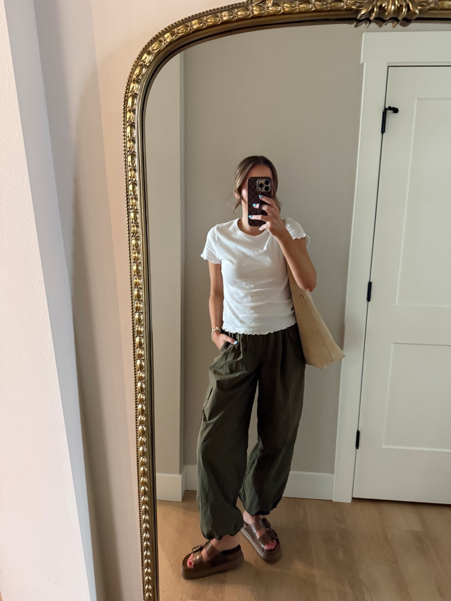 Balloon track style pants and the comfiest lettuce trim waffle tee!

Old navy style, casual outfit