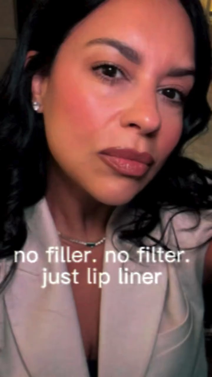 Nothing against lip fillers, I love a good pout. And who knows maybe one day I’ll give into the pain 🫣 but if you are in your 40s, 50s, and beyond…do not skip the lip liner. It changes everything.

As we mature, our lip borders soften — and lips start to look smaller and sadly turn downward but nothing a little lip liner can’t fix! Lip liner brings structure back and instantly creates fullness.

This is why I never skip it. And neither should you.

BEST lip liner Lip Idôle Lip Shaper shade 62 Morning Espresso that goes with all lip colors @lancomeofficial 

Gloss Bomb Stix Lipstick Blaz’d Donut @fentybeauty 

#over50 #beauty #genx #fypシ
