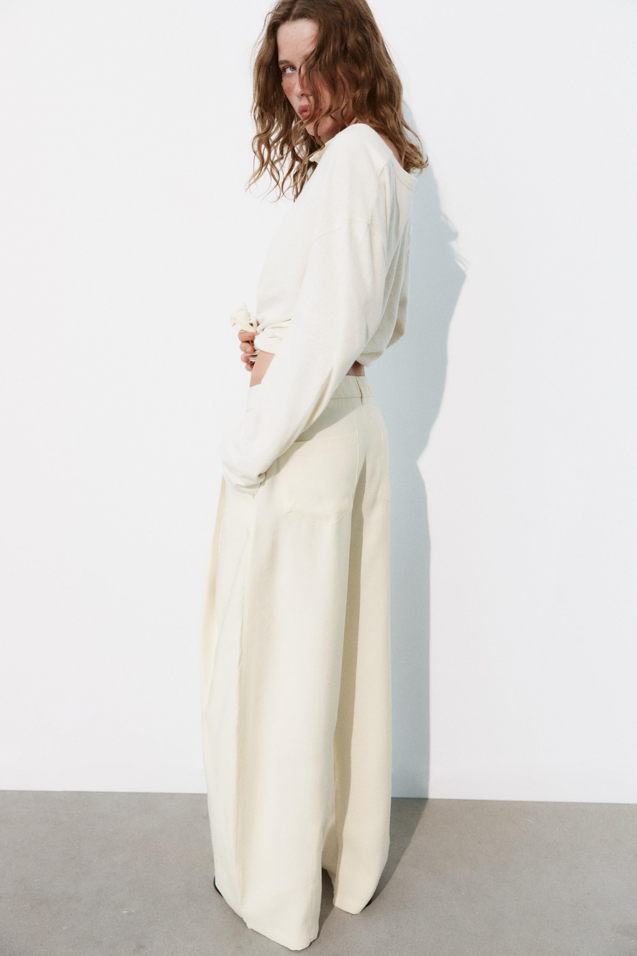 Flowy pants. High-wawaisted with belt loops. Side pockets and back patch pockets. Front pleat det... | Zara US
