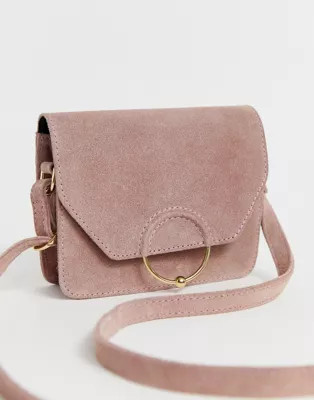ASOS DESIGN – Umhängetasche aus Wildleder mit Ring- und Balldesign | ASOS DE