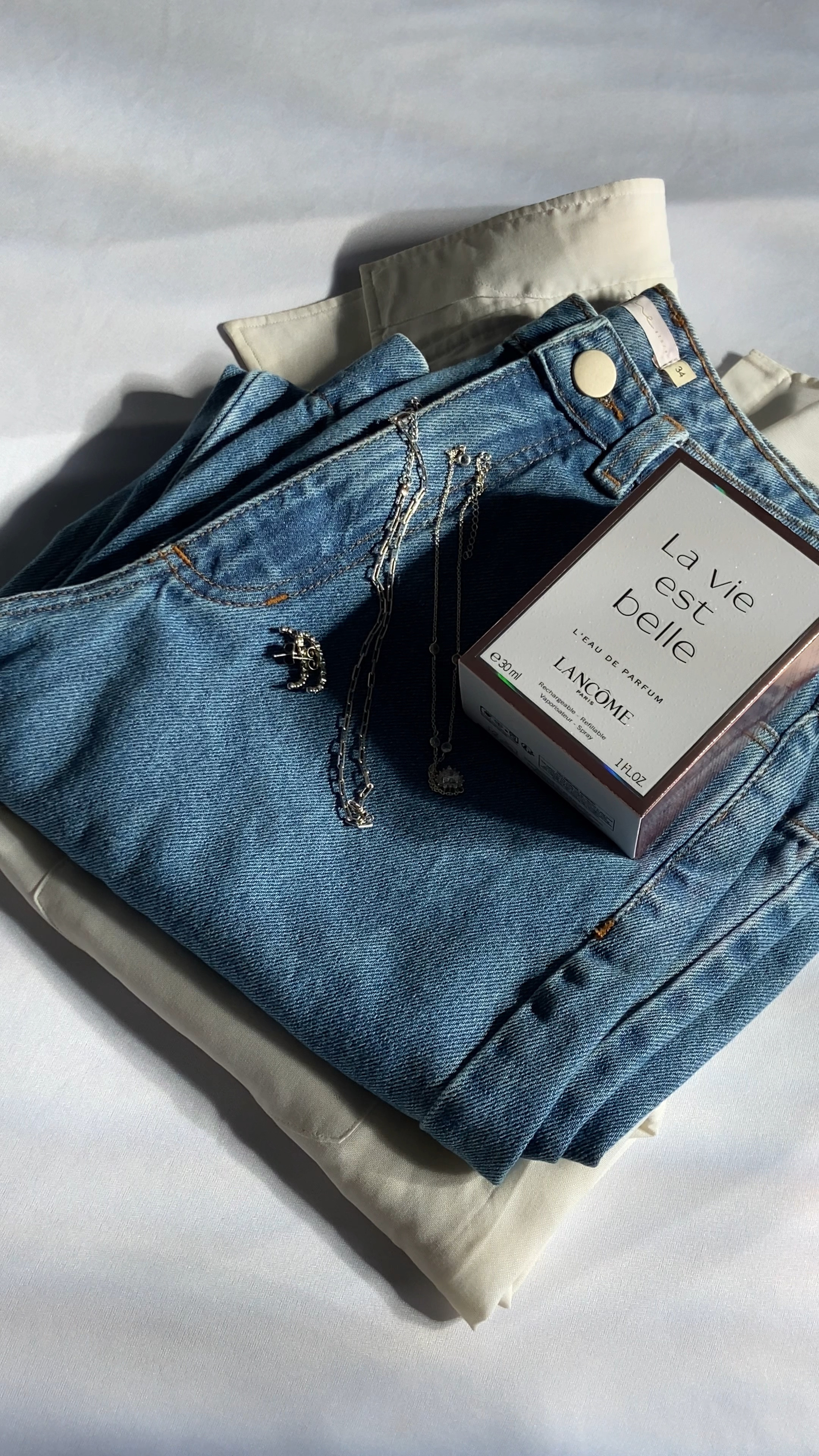  Em um guarda roupa inteligente não pode faltar essa composição ,calça jeans e blusão branco,peças atemporais,versáteis e elegantes 🤍
#ltkconbr2023 #lookatemporais #lookminimalist #lookinspiracao #ltkbrasil

#LTKbrasil #LTKU #LTKbeauty