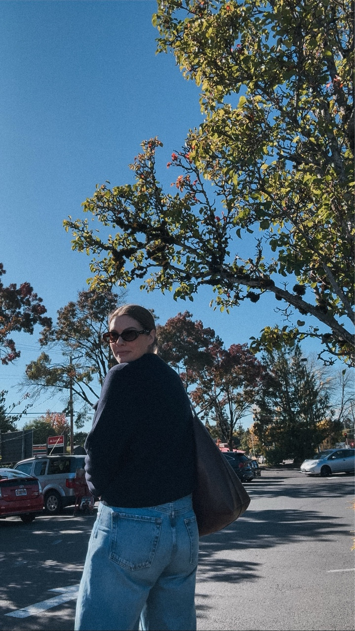 Fall Outfits | Day 2

Sweaters on sweaters is the move for Fall and Winter this year. Loved this combo 💙

Comment ‘SHOP’ for links to exact and similar items!

#sezanelovers #sézane #midsizegirl #midsizefallfashion #anthropologie #citizensofhumanity #sambas