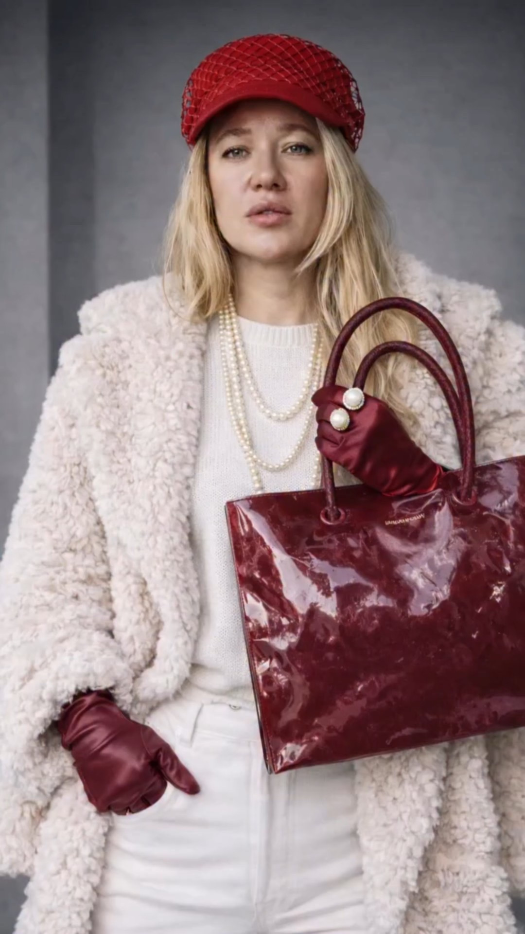 December mood ✨ Waiting for Christmas, one cozy look at a time.
There’s something special about December — slower mornings, festive lights, and outfits that feel warm but still intentional. Today’s look is simple, feminine, and effortless, but the detail that pulls everything together is the MIROSHNIKOV bag.
It’s not just an accessory — it elevates the entire outfit. Clean lines, structured shape, and that quiet luxury feel that works perfectly with winter coats, knits, and everyday city looks. This is the kind of piece that doesn’t follow trends, it defines your style. Save this look for December inspiration 🤍 @miroshnikov.store @daydesign.official 
And if you believe a bag should say more than words — MIROSHNIKOV is the statement. #decembermood
#christmasvibes
#winterstyle
#lookoftheday
#ootd
winterootd
feminineelegance
quietluxury
modernfemininity
russiangirlstyle
elegantstyle
luxuryaccessories
statementbag
miroshnikov
citywinterstyle