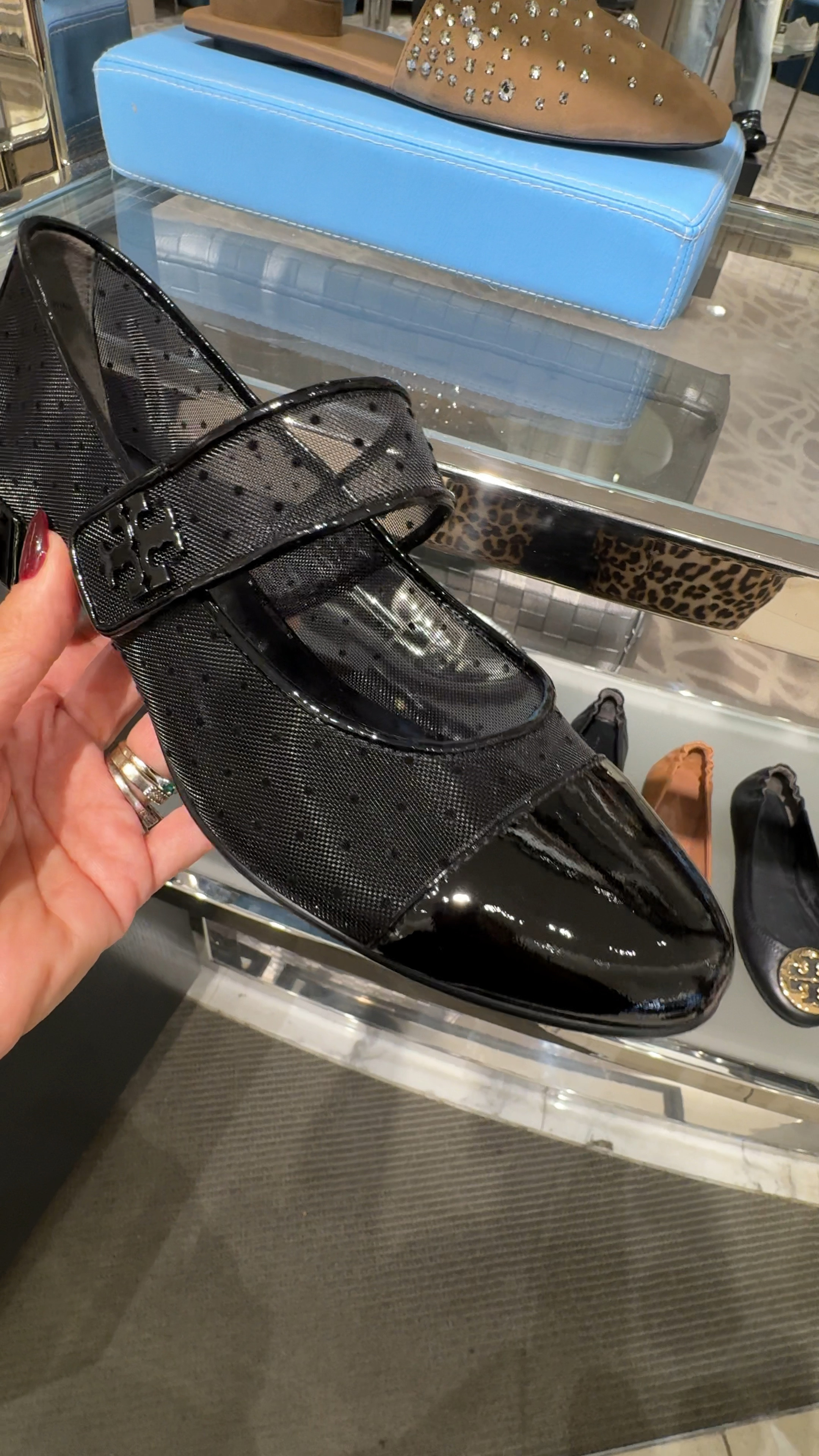 Transparencia y Patente!!

lujo Total de la mano de las Mejor Tory Burch 

#LTKShoeCrush #LTKGiftGuide #LTKOver40