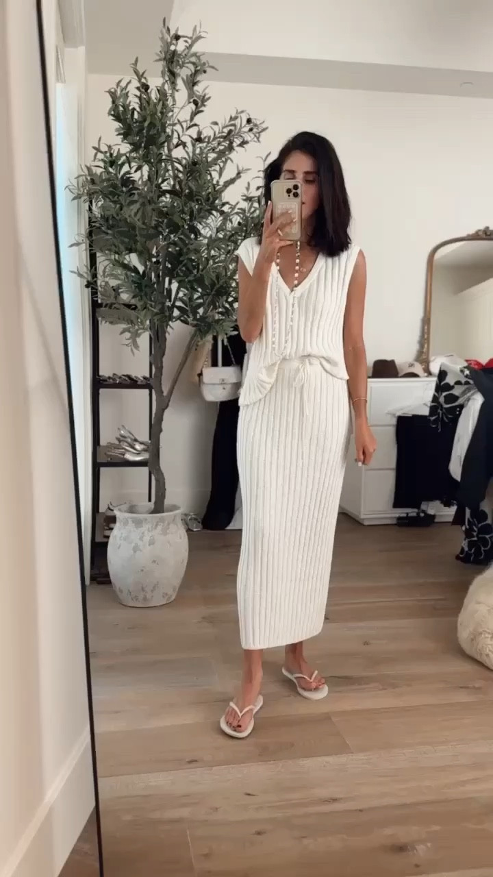 I'm just shy of 5-7" wearing the size XS matching set from FP
#StylinByAylin #Aylin

#LTKSeasonal #LTKStyleTip #LTKVideo