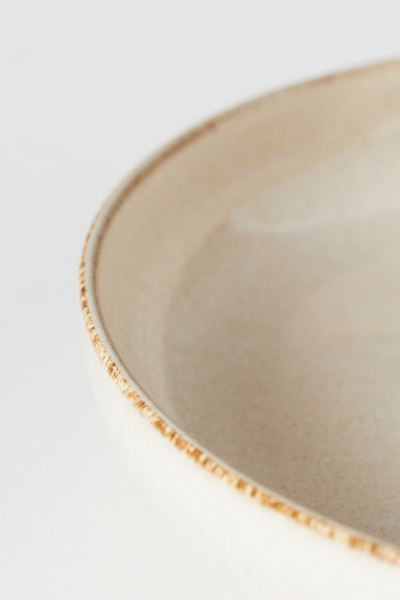 Runder Teller aus glasiertem Steingut mit hohem Rand. Höhe ca. 4,5 cm, Durchmesser oben 21 cm. | H&M (DE, AT, CH, NL, FI)