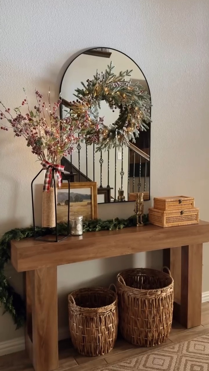 Decoremos mi mesa del recibidor Navidad 🎄🌟

Para decorar tu hogar no necesitas cambiar y comprar todo nuevo cada año, la idea es ponerte creativa y reutilizar tus mismas decoraciones de otros años cambiándolas de lugar 😉

Si te gusta algo comenta Navidad o Christmas y te mando los enlaces ✨

Details: 
2 6ft cedar garlands 
Berry stems @hobbylobby 
Framed art and nutcracker @target 
Mirror @walmart 
Baskets @arterahome 
Console table @tribesigns 

Console table decor for Christmas 🎄 
#Christmas #christmasdecor #holidaydecor #xmas #entrywaydecor #consoletabledecor #christmasinspired #latinaenusa #latinamom #momlife #navidad2025 #decoracionnavideña #christmas2025 #christmastree