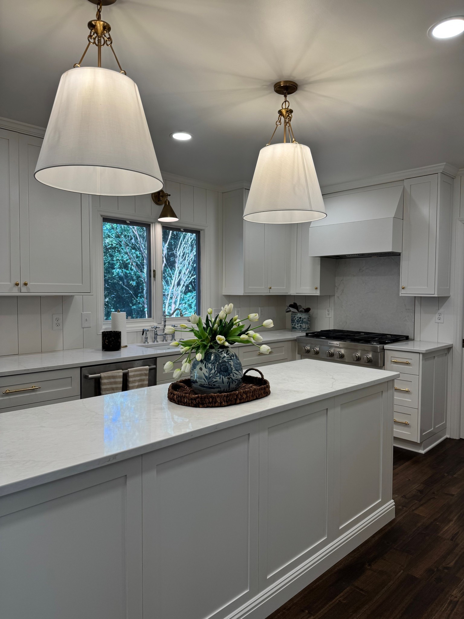 Nancy Meyers kitchen design. White kitchen. Nancy Meyers aesthetic  