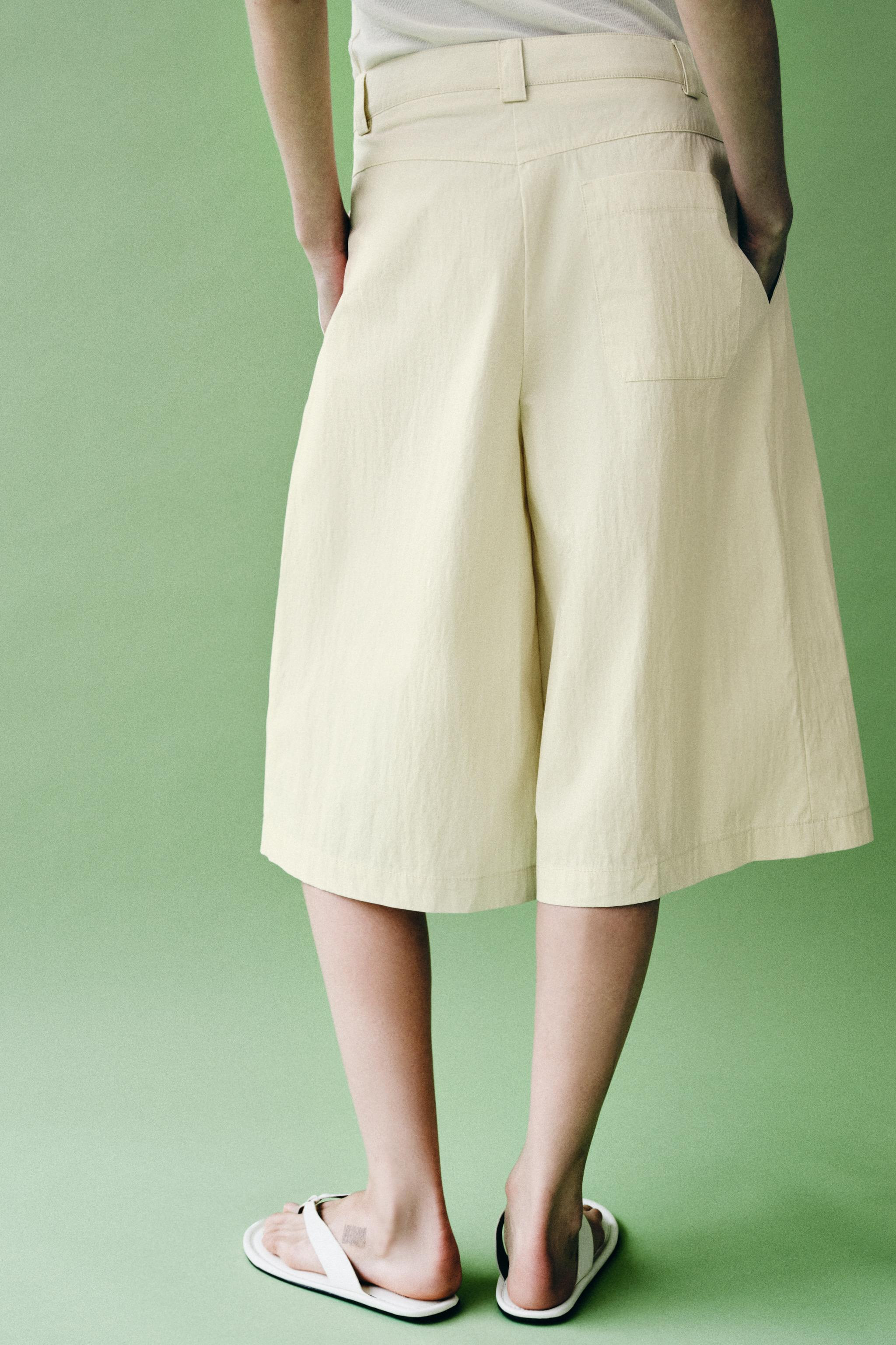 ZARA WOMAN COLLECTIONBermuda shorts made from a cotton blend yarn. Mid-waist with belt loops. Hid... | Zara UK