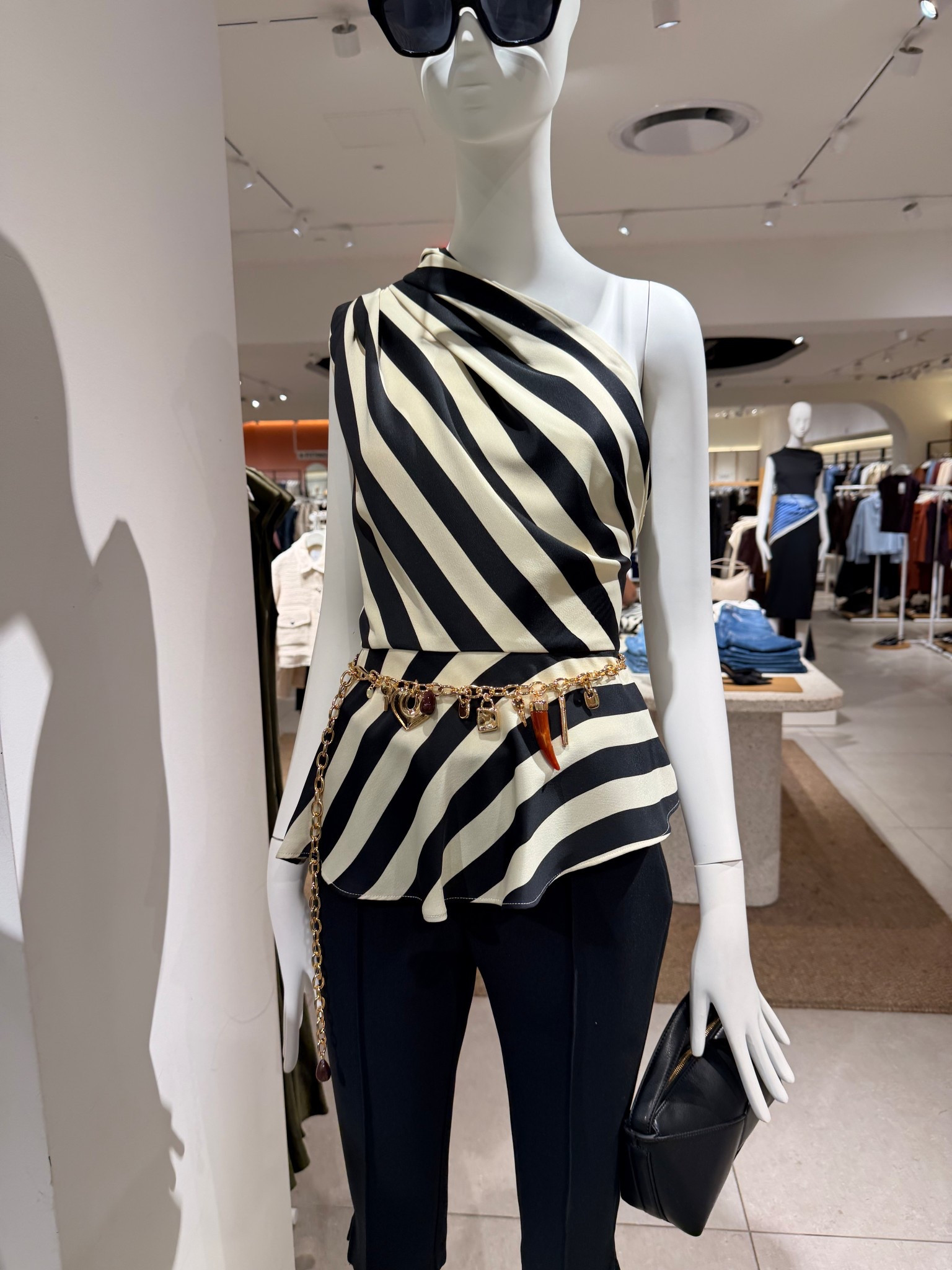 Asymmetrical Top 

#LTKgrwm #LTKfitnessgoals #LTKootd