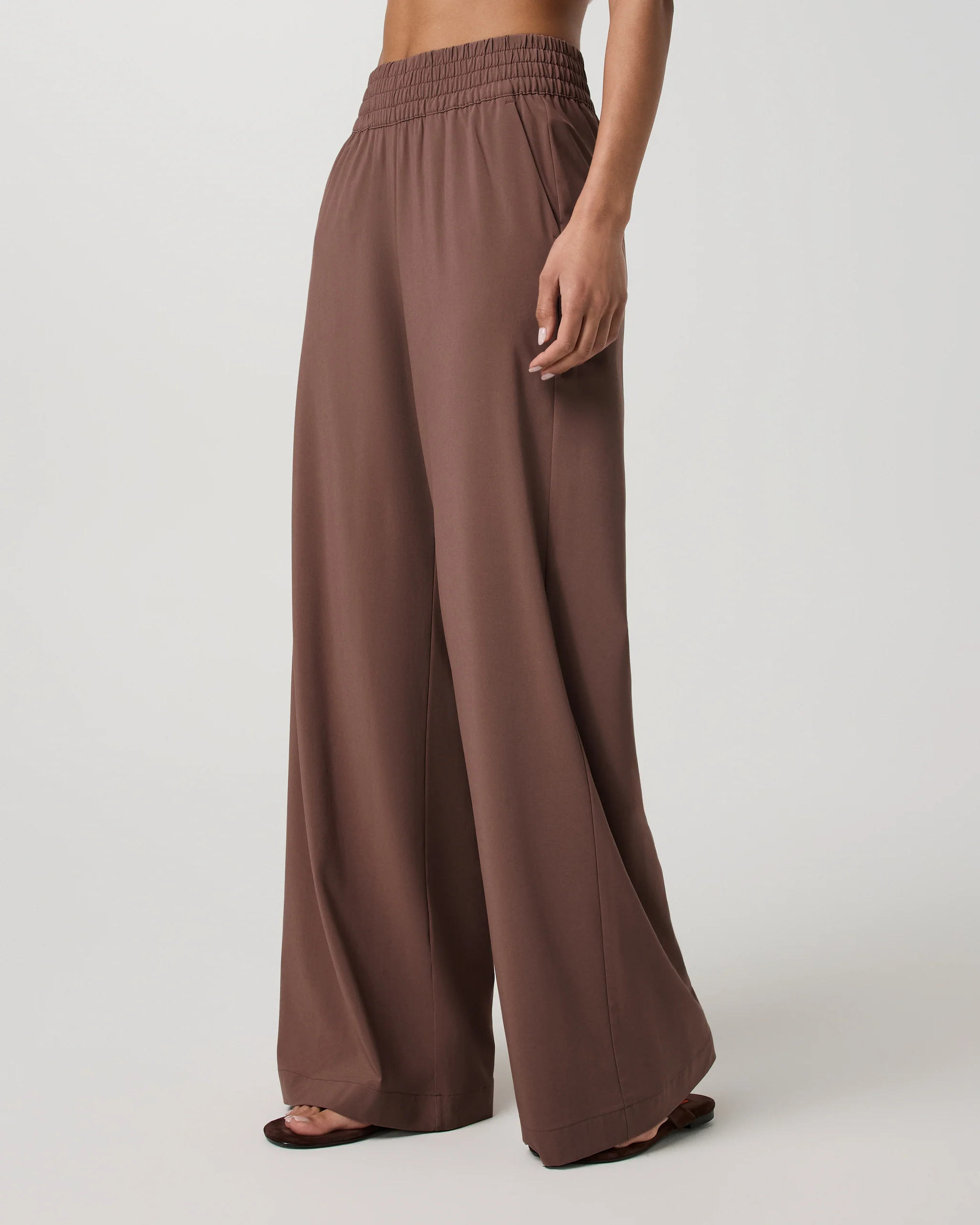 Villa Wideleg Pant - Long – Women's Sable Lightweight Pant – Vuori | Vuori Clothing (US & Canada)