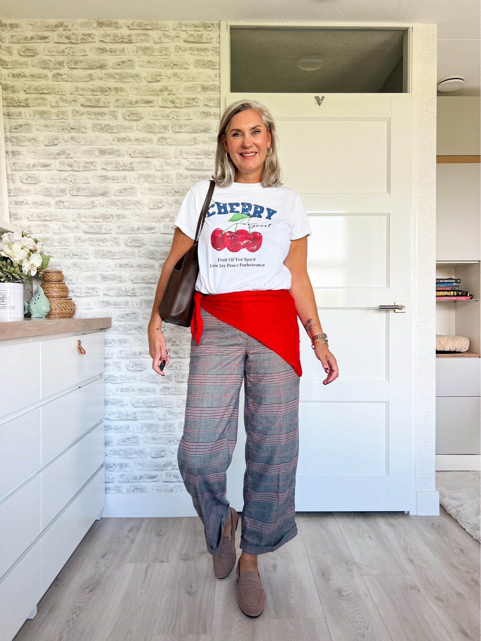 Sweet & Simple
Cherry 🍒 print t-shirt op een geruite broek met een rode sjaal rond de heupen. Bruine tas en suède loafers.

#LTKnederlands #LTKeurope #LTKautumn
