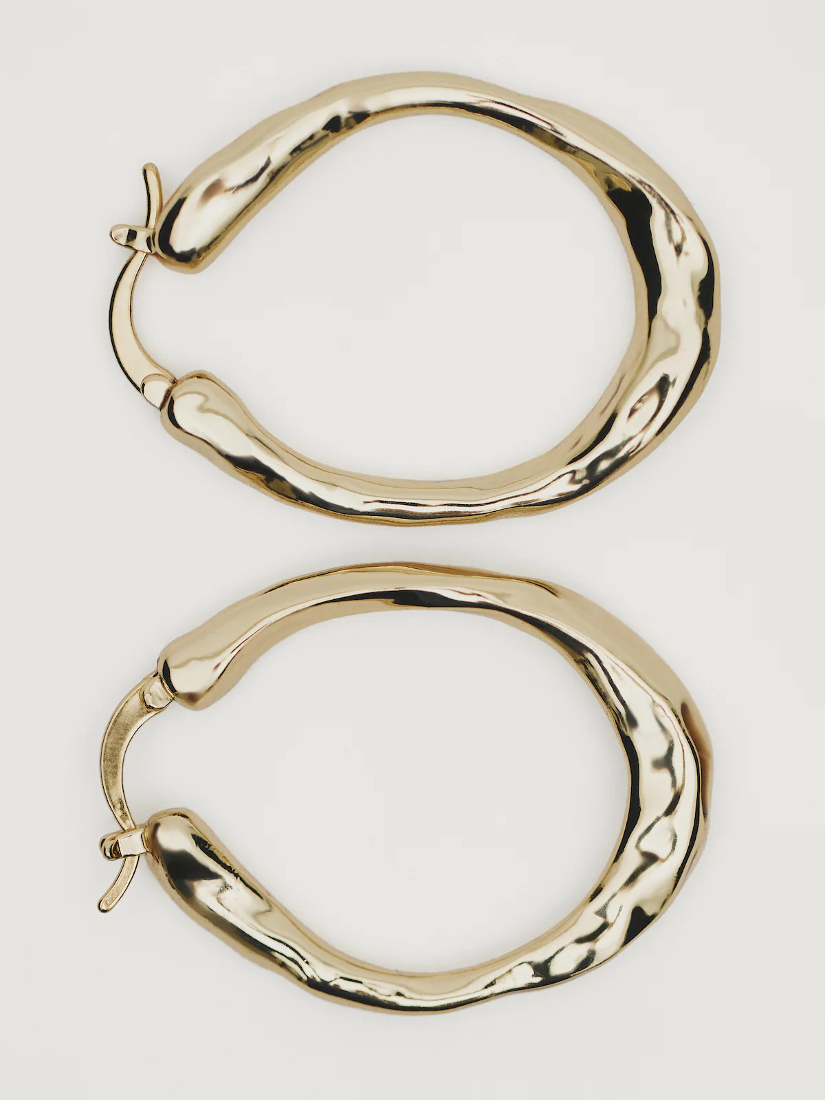 Textured asymmetric hoop earrings | Massimo Dutti US