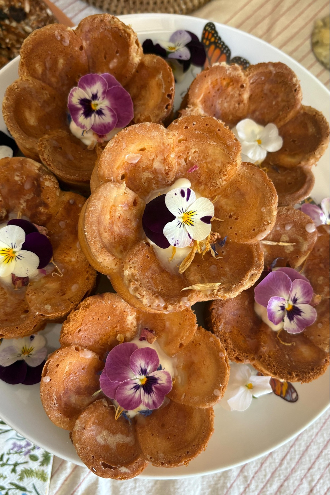 Lemon pound cake daisies with edible flowers… A little pre Easter #testkitchen moment.
Love the aesthetic but will definitely be using a different recipe next weekend!
You can find the cake pan on my #LTK https://www.shopltk.com/explore/veronicataylor

#entertaining #hostess #bakingrecipe #springrecipes #easterrecipes