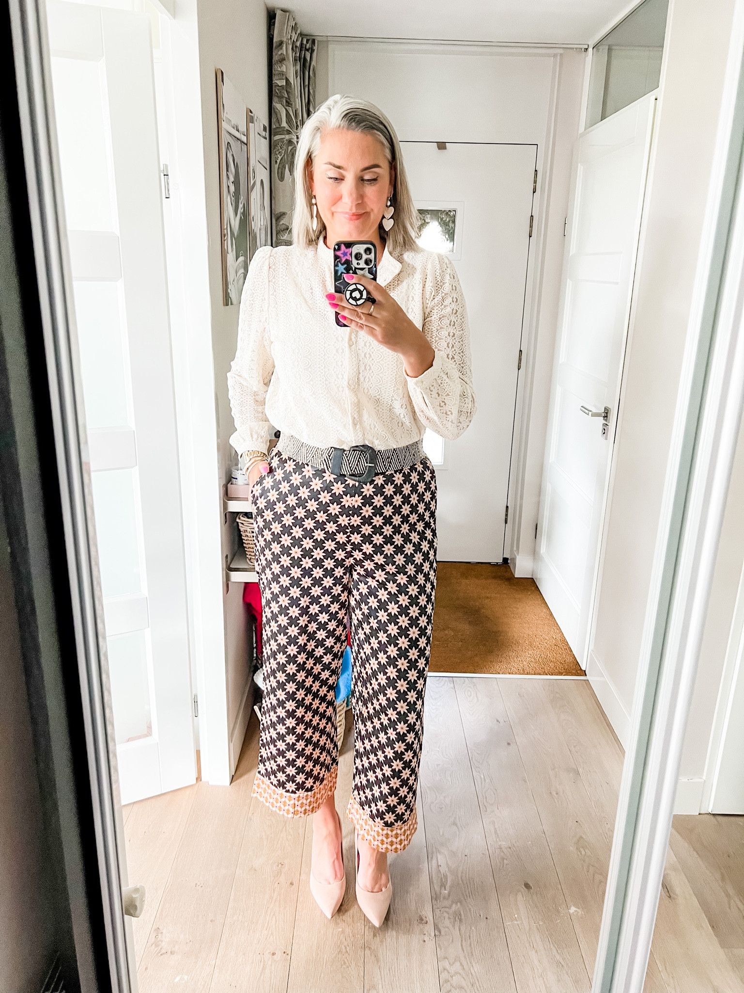 Outfits of the week

Back to work after a bank holiday weekend. A Tuesday that feels like a Monday. 

Wearing a beige lace blouse, printed satin pants (old, Vila) and nude pumps (available upto size 46). 

See product reviews for sizing details. 



#LTKstyletip #LTKeurope #LTKworkwear