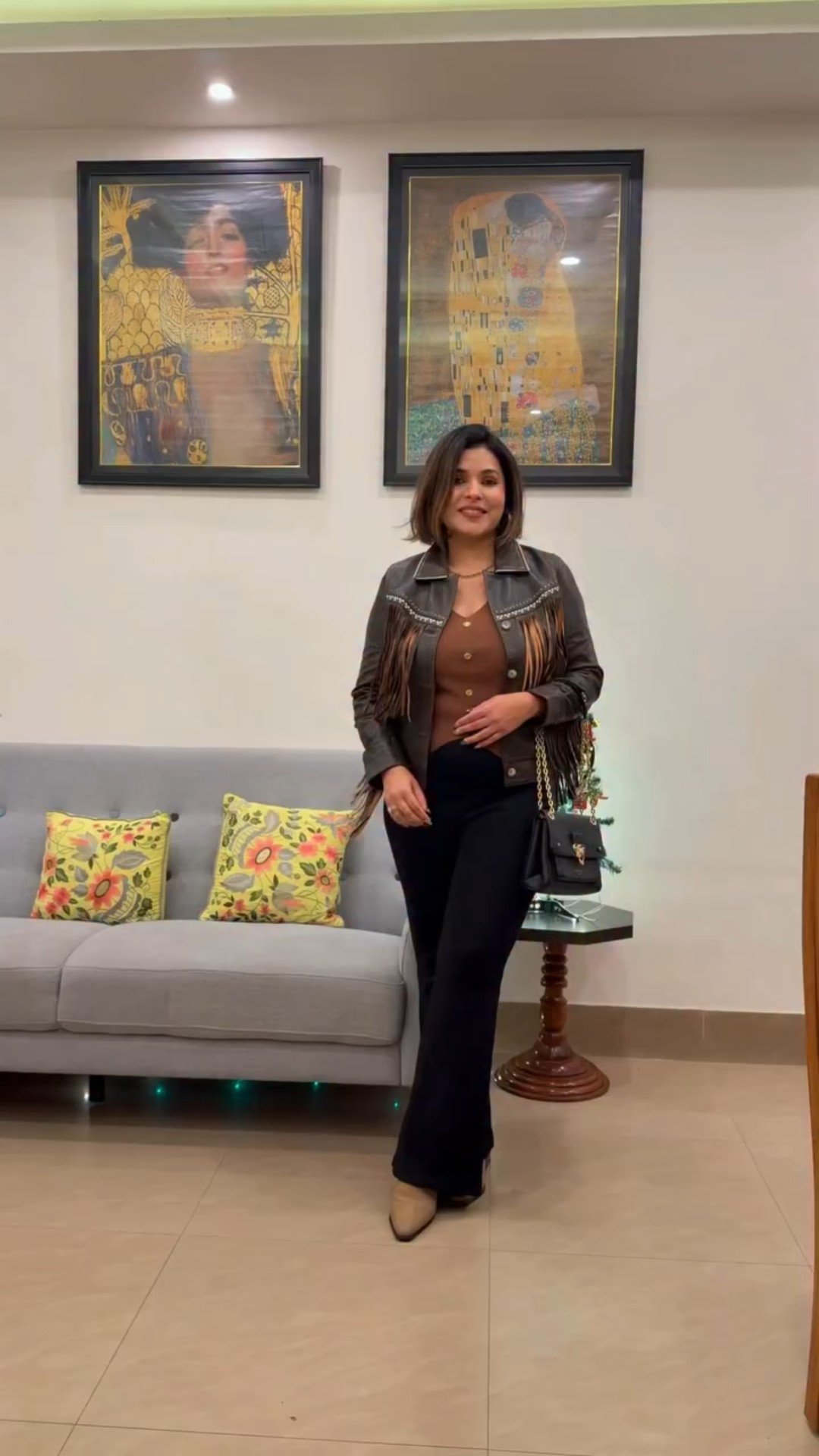 What I wore on NYE 👀💃

Jacket @kompaneroofficial (obsessed)
Top @westsidestores 
Pants @hm 
Bag @louisvuitton 
Boots @pantaloonsfashion 
Jewels @ardene