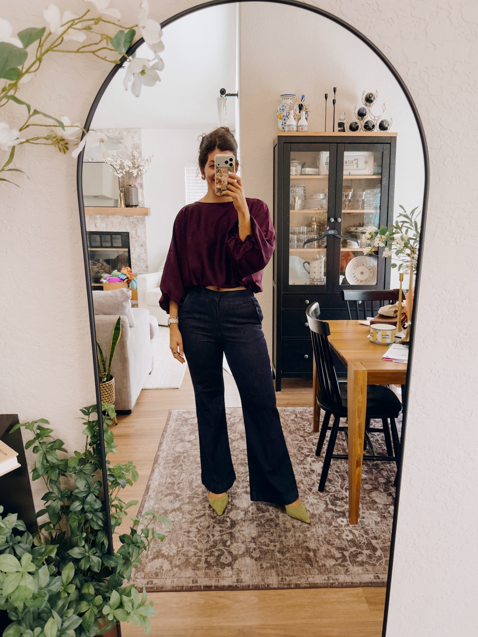 Fall fashion on sale
On a medium Oversized satin top
In an 8 flare jeans

#LTKSaleAlert #LTKMidsize #LTKOver40