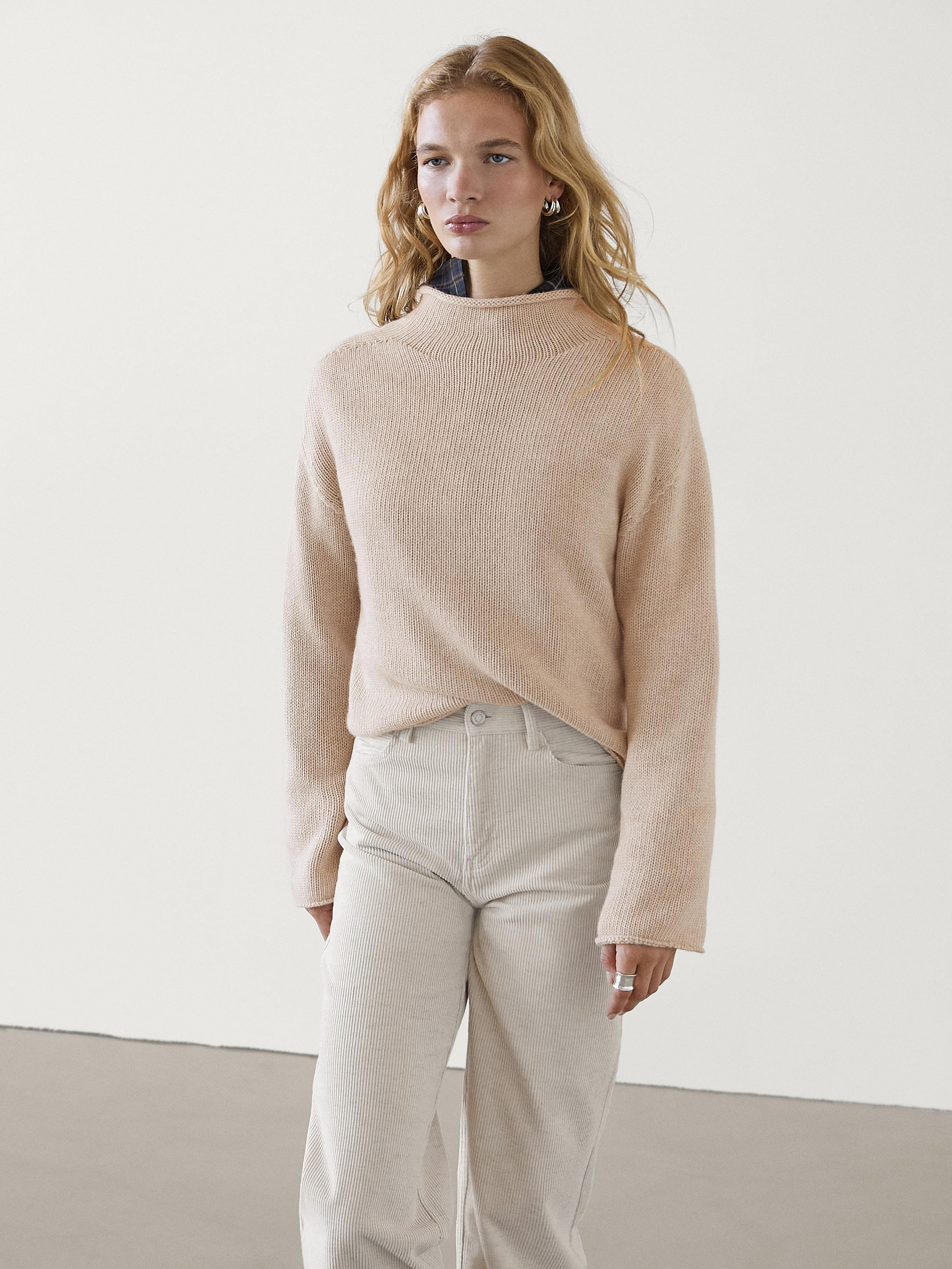 Knit sweater made of a wool blend fabric . Mock turtleneck. Long sleeves. Ribbed trims. | Massimo Dutti US