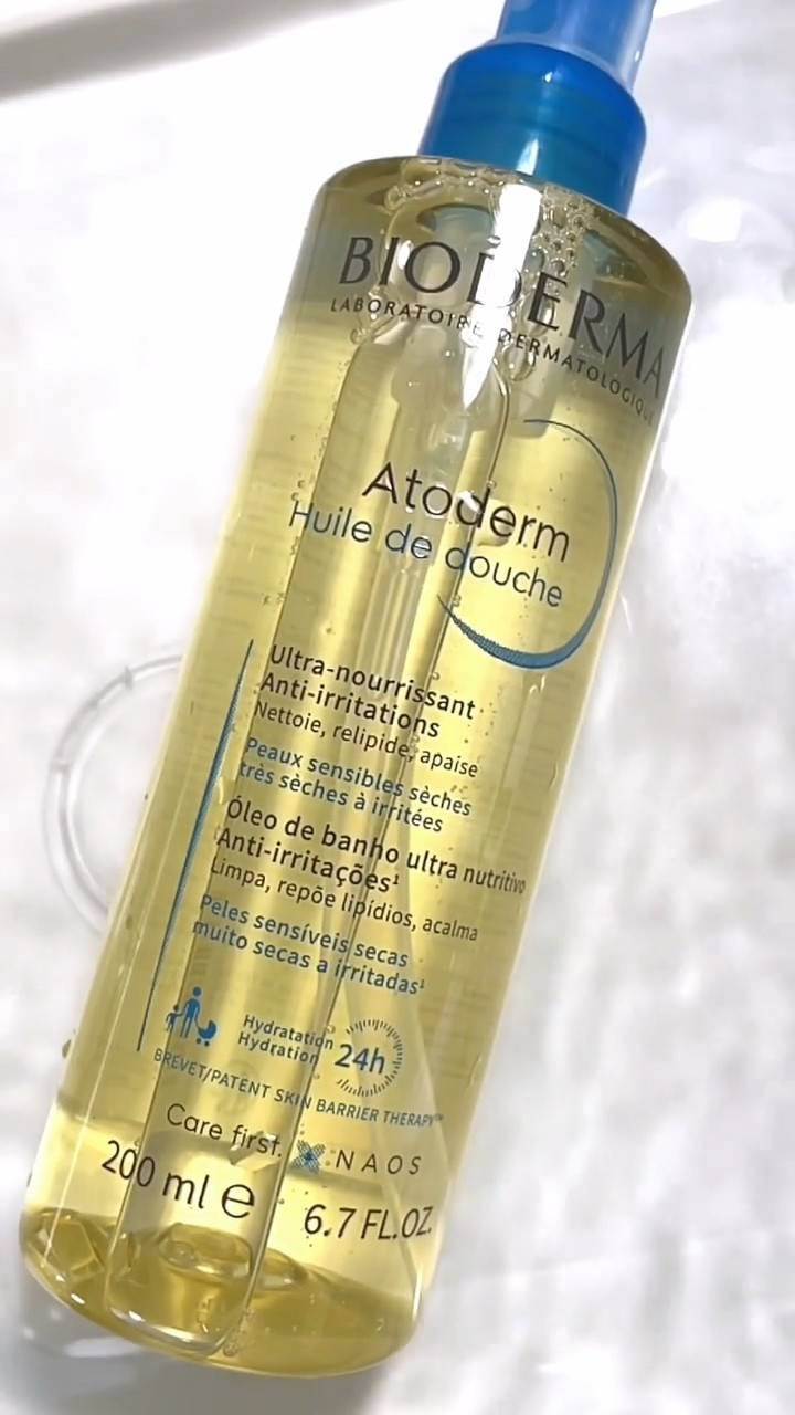 A solução mais prática e eficiente para hidratar a pele durante o banho: Atoderm
Óleo de banho de Bioderma!
Esse produto foi desenvolvido especialmente para peles secas, ressecadas, sensíveis ou várias outras condições de pele como a dermatites, alergias etc. Mas, pode ser usado por todas as peles e é super indicado por dermatologistas!
Além de ser uma excelente opção para quem não gosta de hidratar a pele com creme após o banho por causa da sensação do produto na pele! Ou pra quem tem preguiça mesmo! Atende as necessidades de todos!
Ele é livre de sabão e faz uma limpeza eficiente porém sem agredir ou ressecar a pele. Pelo contrário, a pele fica hidratada e confortável devido a reposição de lipídeos e manutenção da barreira de proteção da pele! Também acalma a pele e nutre profundamente!
Com o uso contínuo, após 27 dias, a pele melhora sua hidratação em 26%!!
Ele leva o nome "óleo" mas sua textura parece um híbrido entre óleo e gel, é bastante única pois não dá sensação de óleo na pele. Então, não é pegajoso nem oleoso! É muito amigo de nós donas de casa, já que o banheiro não fica lambuzado Ar)
inclusive, o toque do produto é delicioso pois da uma sensação de maciez, que desliza fácil e é super sedoso!

#LTKbrasil