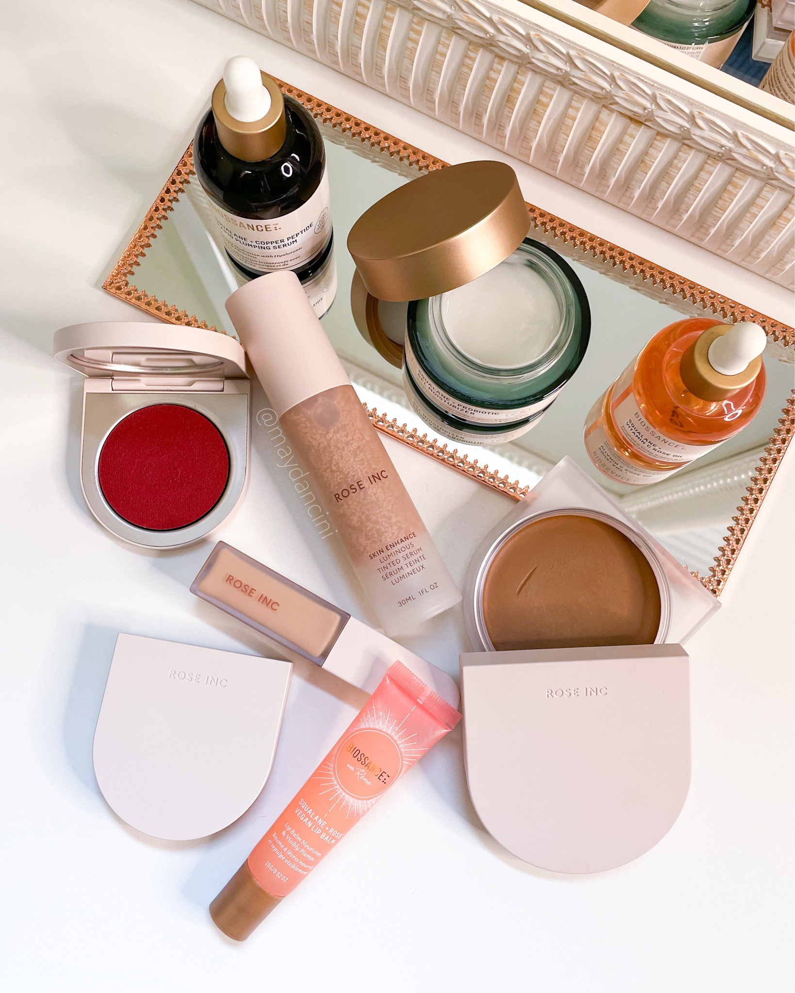 Preparação de pele com @biossancebrasil (minha pele é mista/oleosa)
- Serum Preenchedor com Peptídeo de Cobre e Esqualano 
- Hidratante em gel Pro.Bio com Esqualano 
- Óleo Facial de Rosas com Vitamina C e Esqualano 
- Hidratante labial vegano com rosas e Esqualano 

Maquiagem com @roseinc 
- Tinted Serum Skin Enhance - car 040 - Corretivo Softlight Luminous - cor LX40 (neutraliza bem minhas manchinhas e olheiras, mas na master usamos a LX20)
- Bronzer cremoso Solar soft-focus - cor Seychelles
- Blush cremoso refillable Lip & Cheek - cor Dahlia
- Iluminador cremoso Solar Radiance Hydrating - cor Opalescent (o que eu tenho é a Glancing) - Gel de sobrancelhas Renew Enriched -cor 04 - Batom Satin Lip Color - cor Besotted


#LTKbeauty #LTKbrasil