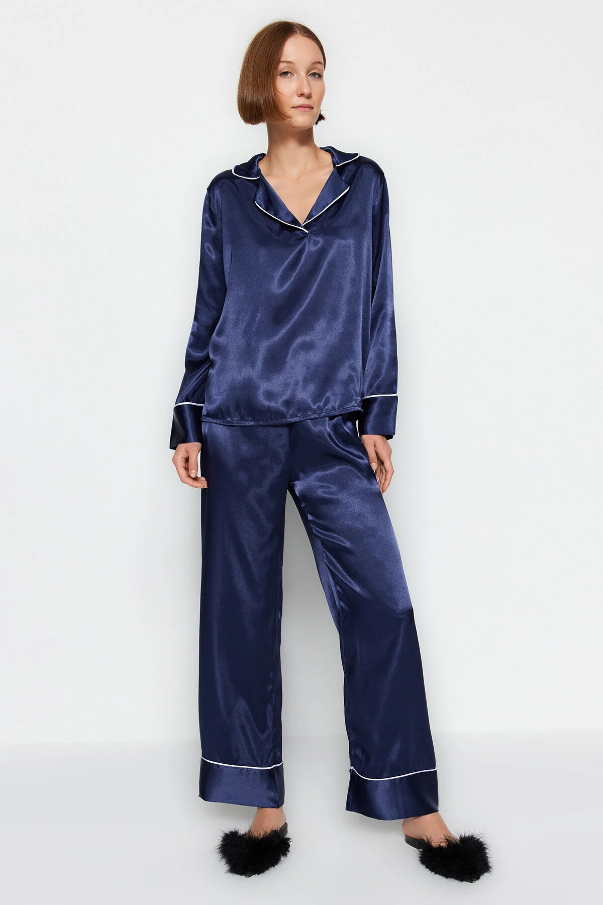 Pyjama-Set aus Hemd und Hose aus Satin mit blauen Paspeln und detailliertem Webmuster THMAW24PT00... | Trendyol DE