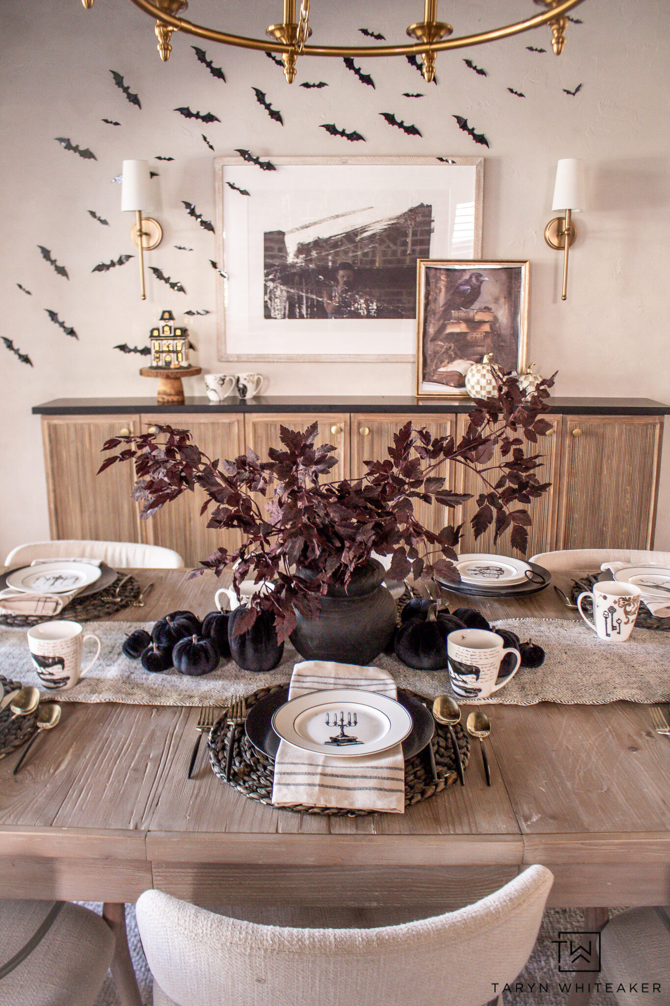 A little spooky with a whole lot of style! 🖤 Loving this Halloween tablescape with the black pumpkins, moody florals, and fun bat details. Such a pretty way to decorate for the season!
