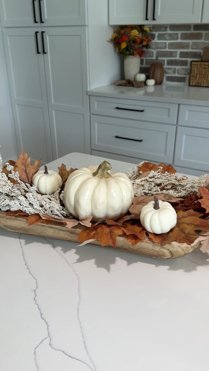 Simple fall centerpiece~ all from hobby lobby 🍂💛

wooden tray (SKU: 5014212)
maple leaf (SKU: 6322846)
heather spray (SKU: 6878052 + 6322911)
pumpkins (SKU: 5686514 + 306323497)

#fallvibes #pumpkinseason #falldecor #fallhomedecor #fallcenterpiece #pumpkindecor #fallhomedecor
#autumndecor #falltabledecor #fallinspo #cozyfall #diyfalldecor