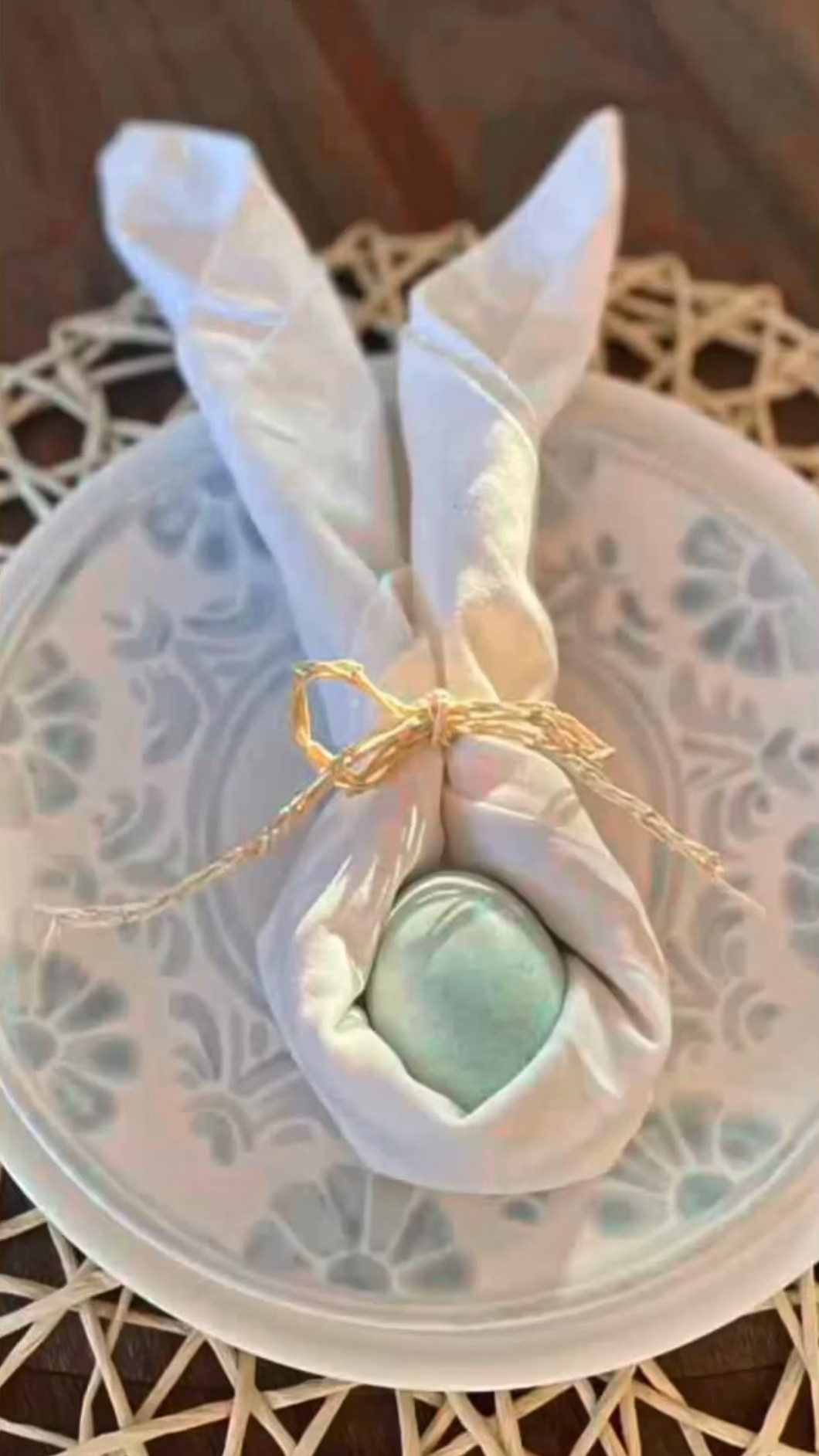 A simple Easter table decor  DIY. There’s nothing like setting the table for Easter with the feeling of spring in the air. Here our a few of my favourite pieces that I’ve incorporating my Easter table scape. 