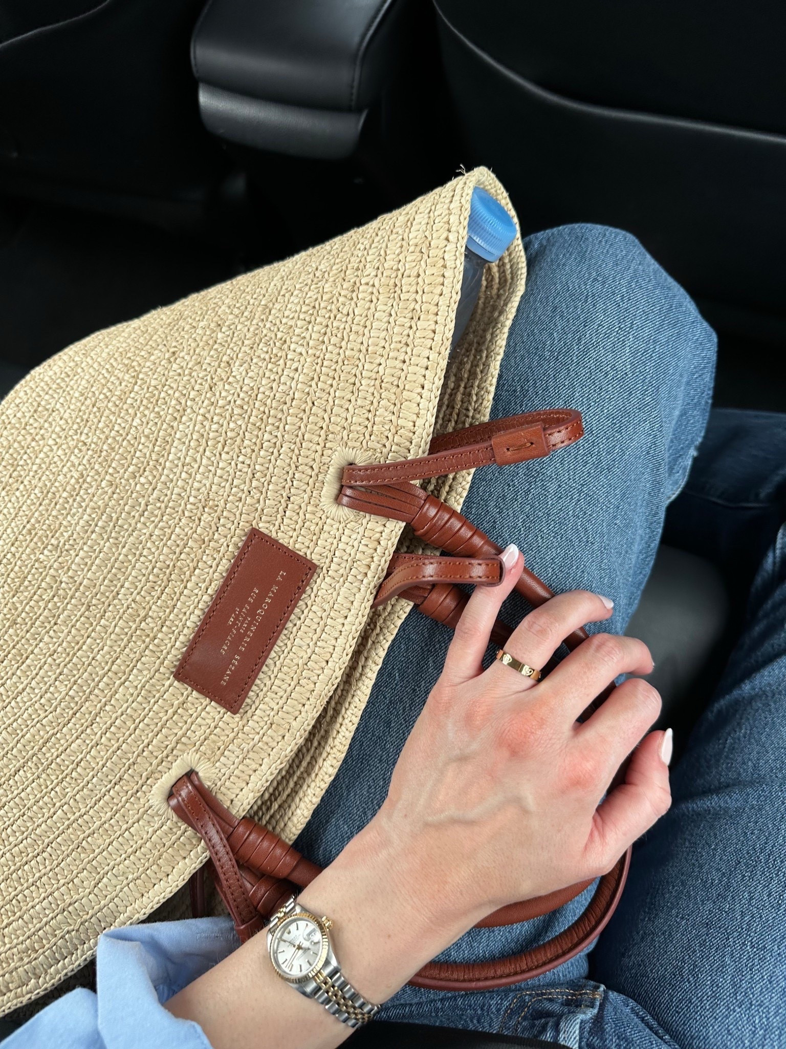 The kind of effortless outfit that always works 🤍
A classic straw tote, light denim, and simple gold jewelry — easy, elevated, and perfect for everyday wear

Save this for your go-to casual outfit inspiration ✨

#effortlessstyle #everydayoutfit #strawbag #casualchic #denimstyle #neutraloutfit #minimalstyle #summerstyle #outfitinspo

#LTKootd