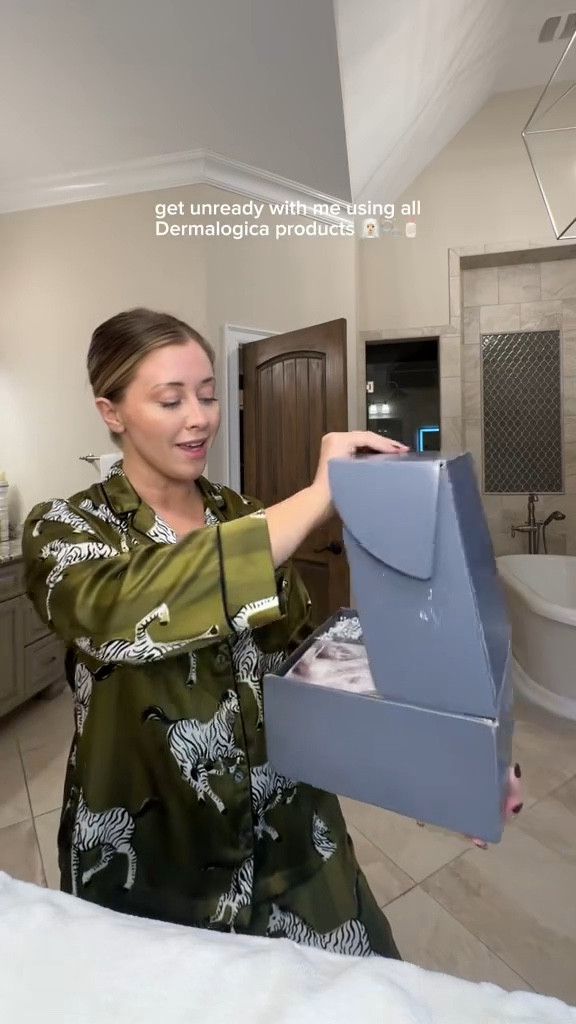 SO obsessed with my new skincare routine thanks to @dermalogica🫧

products used: precleanse + special cleansing gel + daily microfoliant powder exfoliant + skin smoothing cream

#eveningroutine #getunreadywithme #skincareroutine #nightimeroutine #microinfluencer

#LTKselfcare #LTKmorningroutine #LTKgrwm