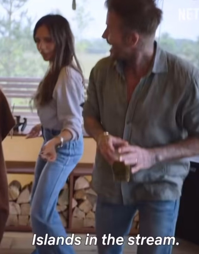 Shop Victoria Beckham's cropped sweatshirt flare front pocket jeans


#LTKstyletip