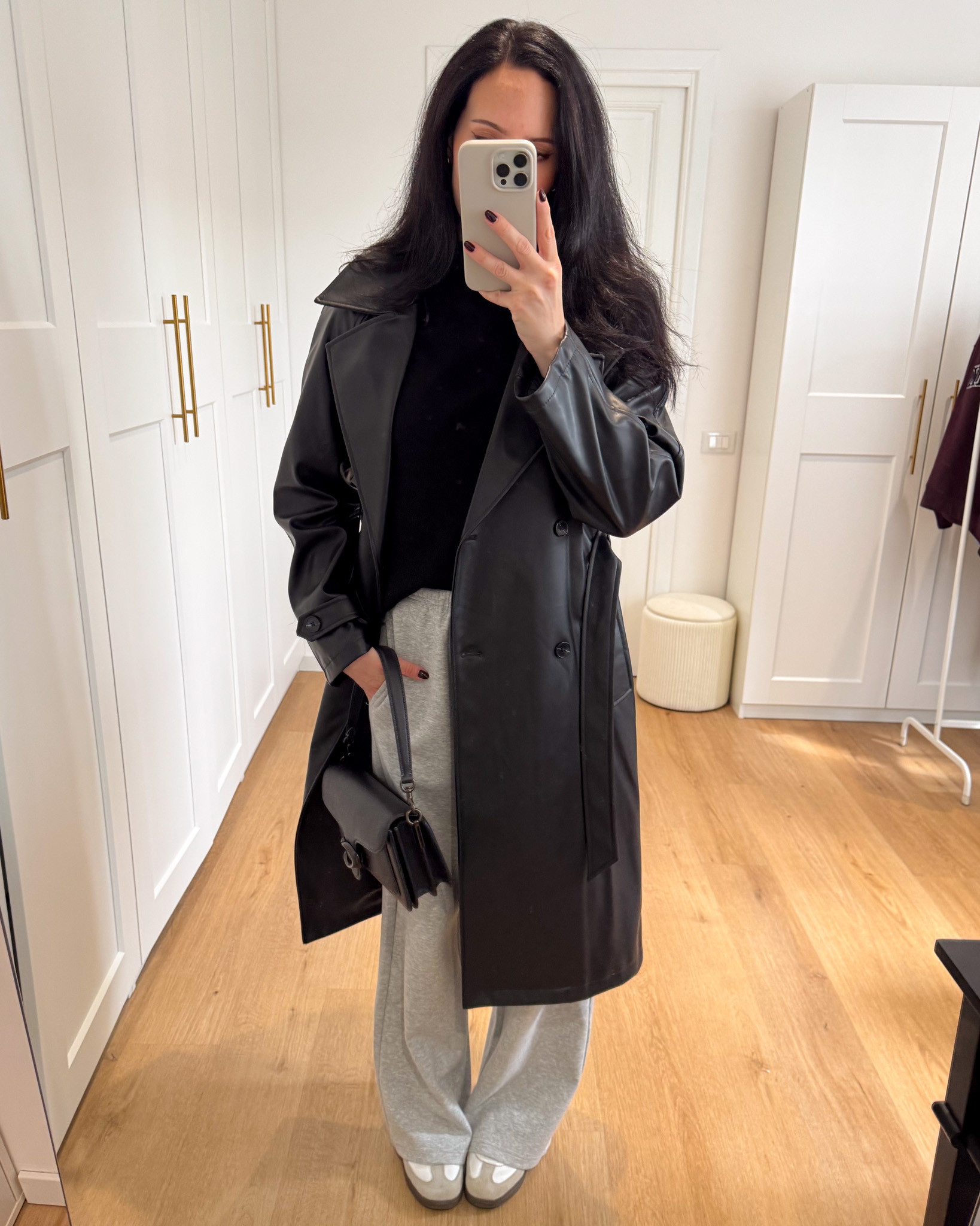 Trench nero pelle, jogger comodi, Adidas Samba

Outfit comodo autunno, idea look autunnale 

 #LTKitalia #LTKeurope #LTKautumn