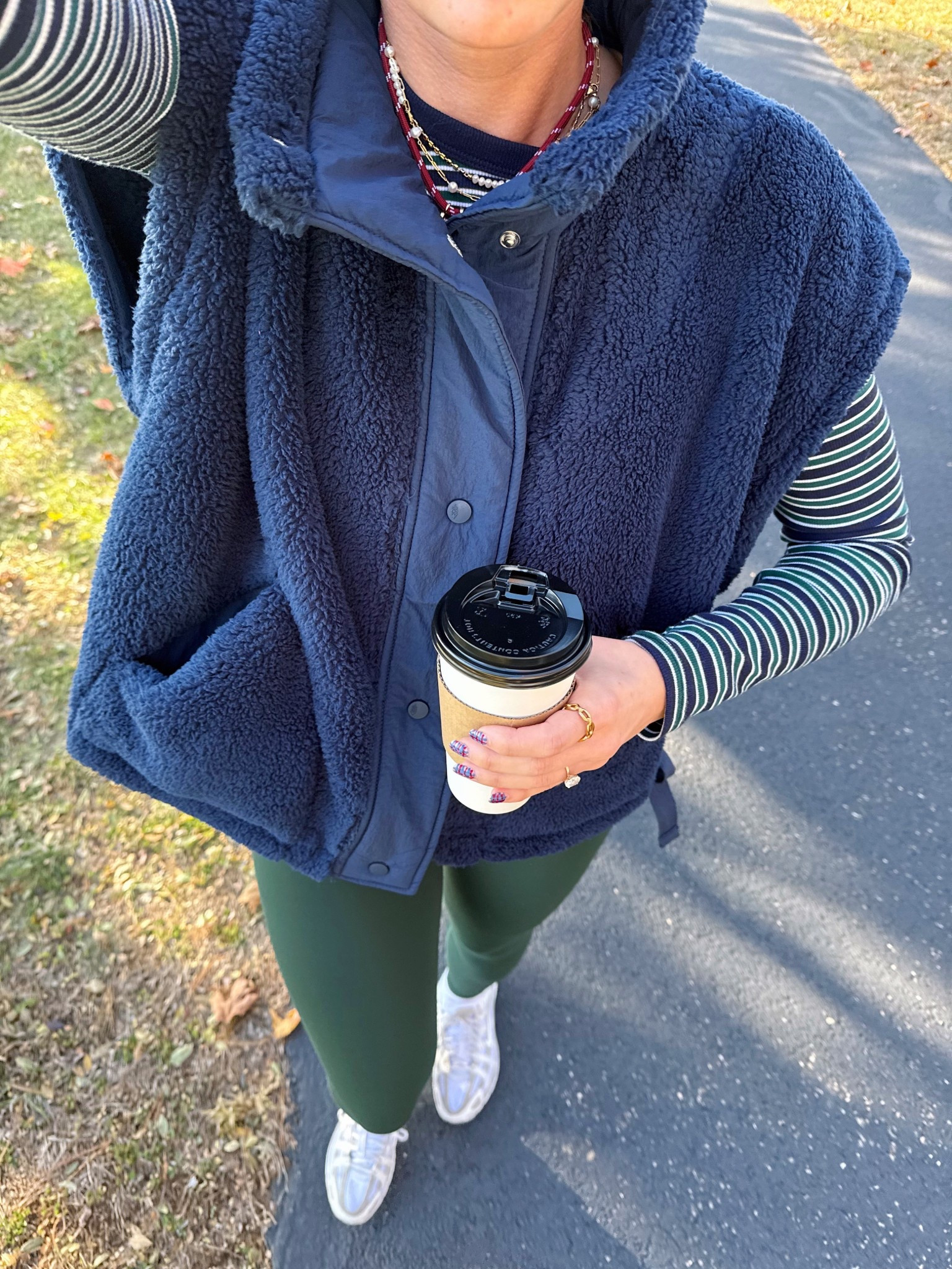 Good morning 🌲🫐🌲🫐 medium in the vest, small in the long sleeve, small long in the leggings!