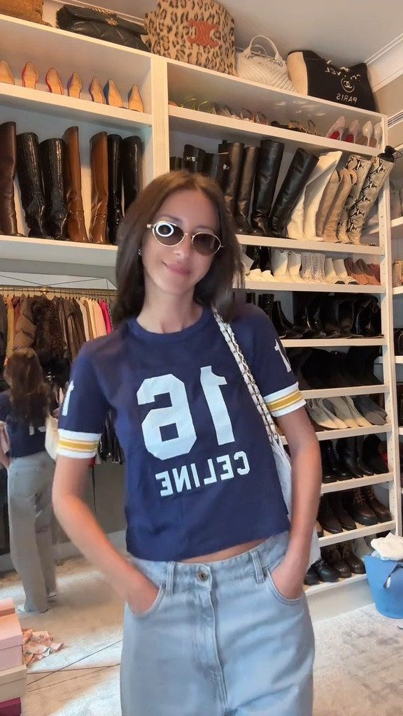 Boring but going to try to continue to share my everyday outfits. Sometimes all you need is a baggy jean and a tee with some good accessories 👍 

 