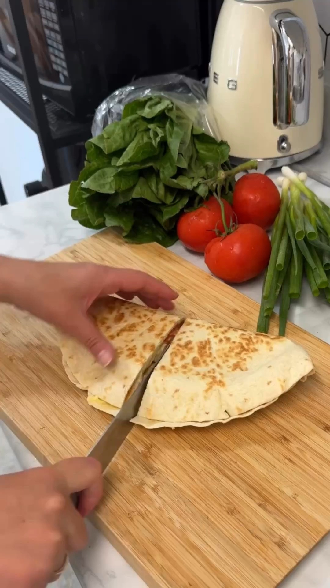 Eggs, tomato, thin sliced ham, green onion, and a soft flour tortilla — simple, warm, and so good!❤️

Easy breakfast wrap made in my @buydeem_global pan!👌✨


#EasyBreakfast #BreakfastWrap #HomeCooking #CozyKitchen #morningroutine

#LTKpetite #LTKfamily #LTKhome