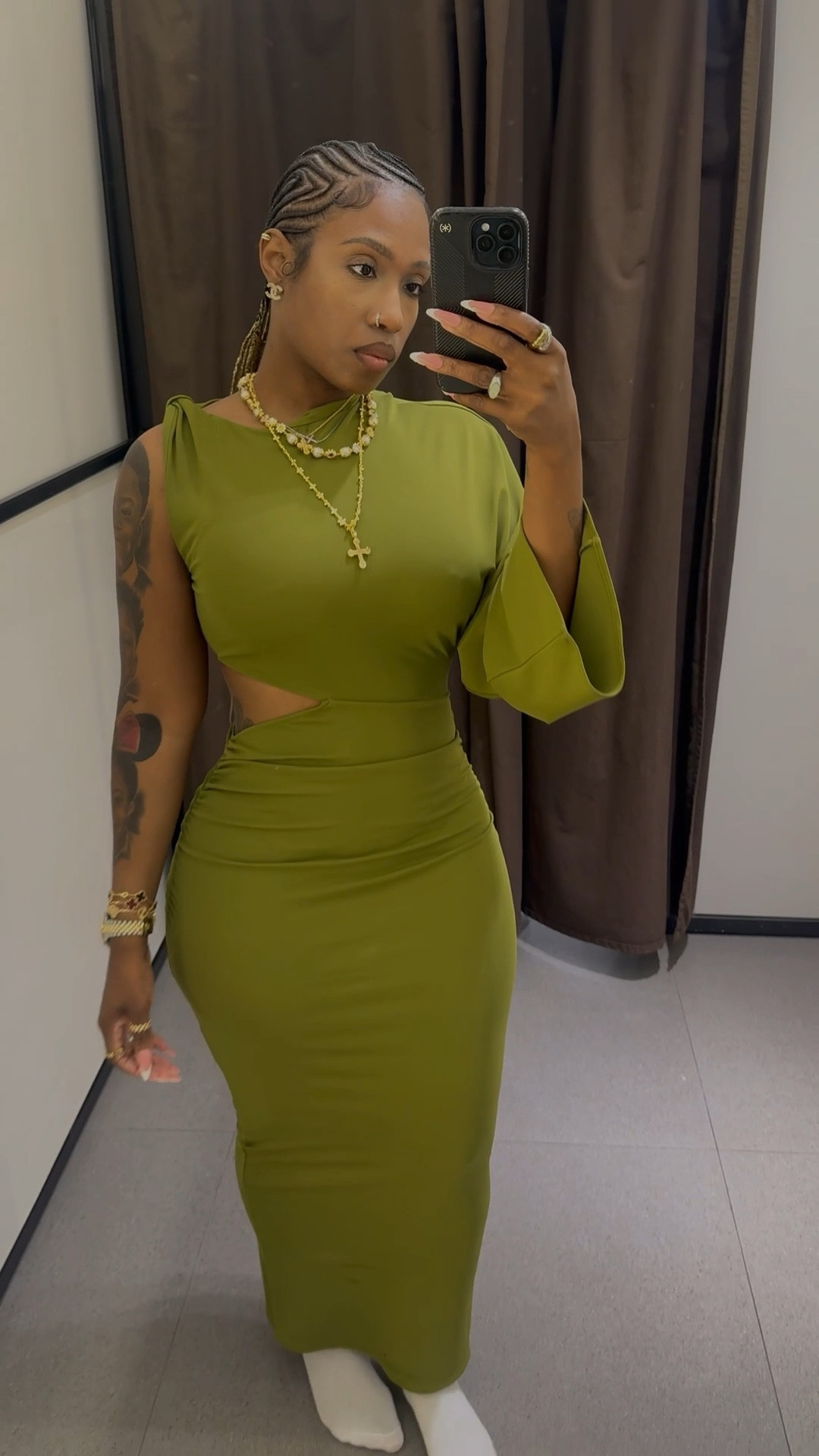 This olive dress ateee! I love how the cutout gives just enough without doing too much. Definitely one of those looks that turns heads effortlessly.


Sizes👇🏾
Medium 

 

#LTKFindsUnder100 #LTKWatchNow #LTKStyleTip